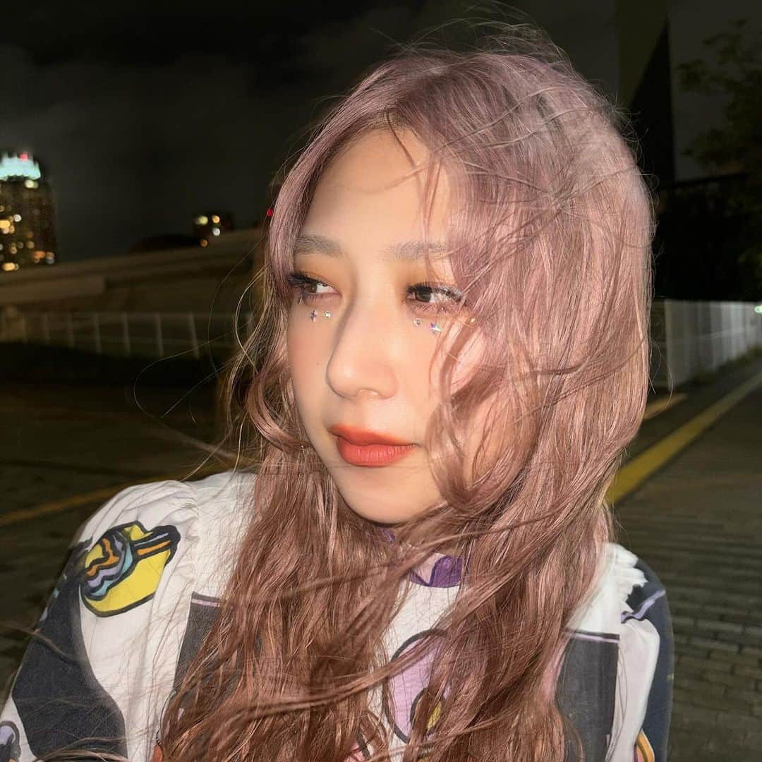 中田クルミさんのインスタグラム写真 - (中田クルミInstagram)「📯お知らせ📯 親愛なる @glimspanky が11 月 15 日（水）にリリースする 7th ALBUM『The Goldmine』に収録のリード曲「Glitter Illusion」のMusic Videoに出演いたしました🪩💖🍎  ボーカルのレミちゃんとは同じ大学に通った仲。私は映画学科、レミ氏はデザイン学科✌️(レミ氏って呼んでたの懐かしい) まだメジャーデビューする前に見に行った弾き語りのライブで『焦燥』を聴いて雷に打たれたのを今でも鮮明に覚えています。 そして今でも、気持ちがズドン落ちそうな時や自分の中の信念が消えてしまいそうになった時は『大人になったら』を聴きます。  レミちゃんの歌声は人生を掬い上げたくれるし、亀ちゃんのギターは心に彩を与えてくれる。 友達ではあるけれど、ただただGLIMの一ファンである私にとって、レミちゃんから「出演してくれる？」と連絡が来た時は秒速で返信させてもらいました。 私にとってはご褒美のような作品です。  心臓をズドンと撃ち抜くビートに合わせて、ギラギラのラメ思いっきりガン乗せ人生をチアアップしていきたい！！！そう思わせてくれる逞しい楽曲です。  撮影中はちいかわとかポケモンの話してました☺️ギャップ レミちゃんのキラキラメイクもちょー可愛かった🌠 そしてカメラマンまでもが大学の同じ学科の同級生というミラクル！ 大人になってこうやって一緒に仕事できるのが心から嬉しい。  長々と語ってしまいましたが、とにかくたくさんの人に届いてくれると嬉しいです。 アルバム発売もちょーーー楽しみ🫶🫶🫶🫶 #glimspanky #glitterillusion」11月10日 23時14分 - kurumi_nakata
