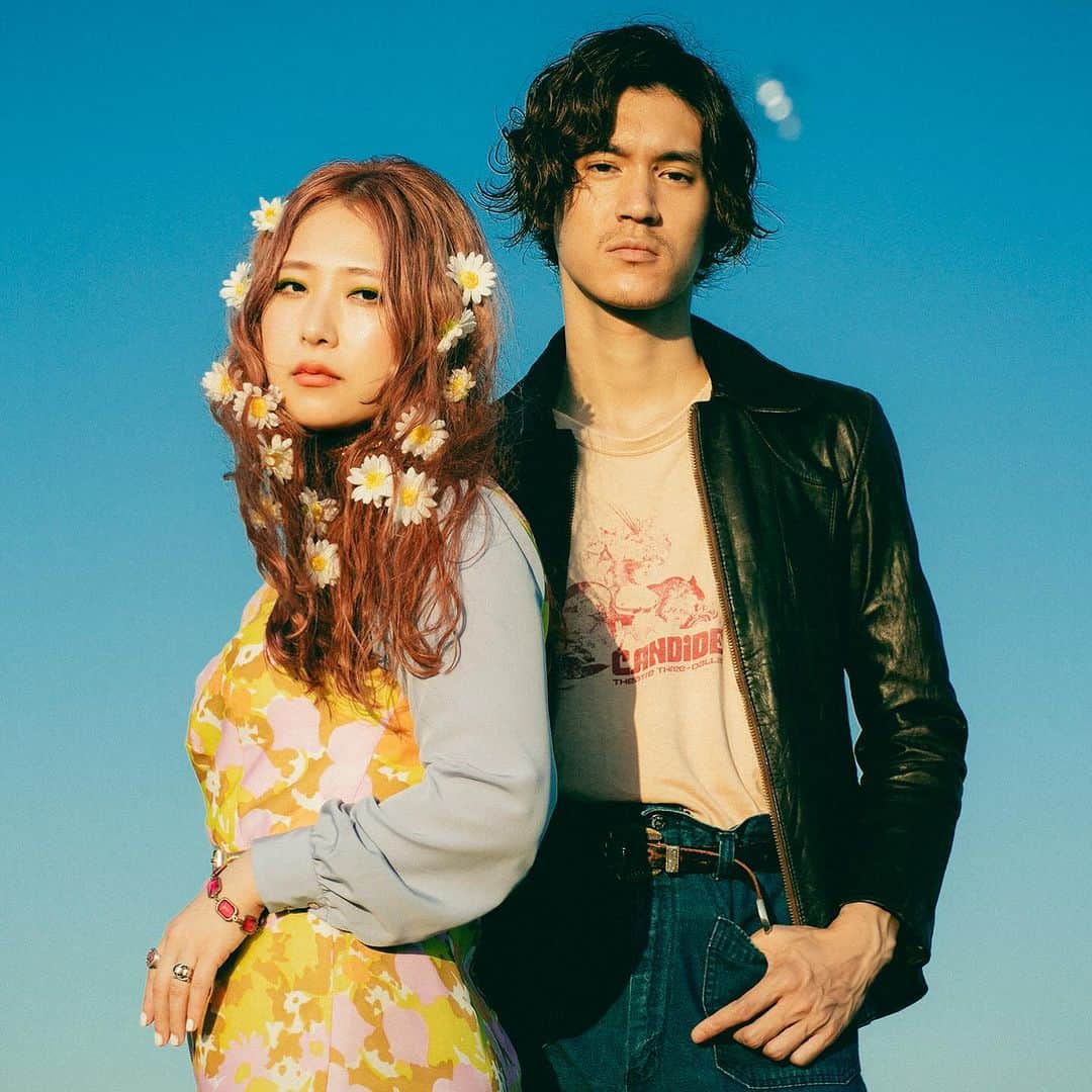 中田クルミさんのインスタグラム写真 - (中田クルミInstagram)「📯お知らせ📯 親愛なる @glimspanky が11 月 15 日（水）にリリースする 7th ALBUM『The Goldmine』に収録のリード曲「Glitter Illusion」のMusic Videoに出演いたしました🪩💖🍎  ボーカルのレミちゃんとは同じ大学に通った仲。私は映画学科、レミ氏はデザイン学科✌️(レミ氏って呼んでたの懐かしい) まだメジャーデビューする前に見に行った弾き語りのライブで『焦燥』を聴いて雷に打たれたのを今でも鮮明に覚えています。 そして今でも、気持ちがズドン落ちそうな時や自分の中の信念が消えてしまいそうになった時は『大人になったら』を聴きます。  レミちゃんの歌声は人生を掬い上げたくれるし、亀ちゃんのギターは心に彩を与えてくれる。 友達ではあるけれど、ただただGLIMの一ファンである私にとって、レミちゃんから「出演してくれる？」と連絡が来た時は秒速で返信させてもらいました。 私にとってはご褒美のような作品です。  心臓をズドンと撃ち抜くビートに合わせて、ギラギラのラメ思いっきりガン乗せ人生をチアアップしていきたい！！！そう思わせてくれる逞しい楽曲です。  撮影中はちいかわとかポケモンの話してました☺️ギャップ レミちゃんのキラキラメイクもちょー可愛かった🌠 そしてカメラマンまでもが大学の同じ学科の同級生というミラクル！ 大人になってこうやって一緒に仕事できるのが心から嬉しい。  長々と語ってしまいましたが、とにかくたくさんの人に届いてくれると嬉しいです。 アルバム発売もちょーーー楽しみ🫶🫶🫶🫶 #glimspanky #glitterillusion」11月10日 23時14分 - kurumi_nakata