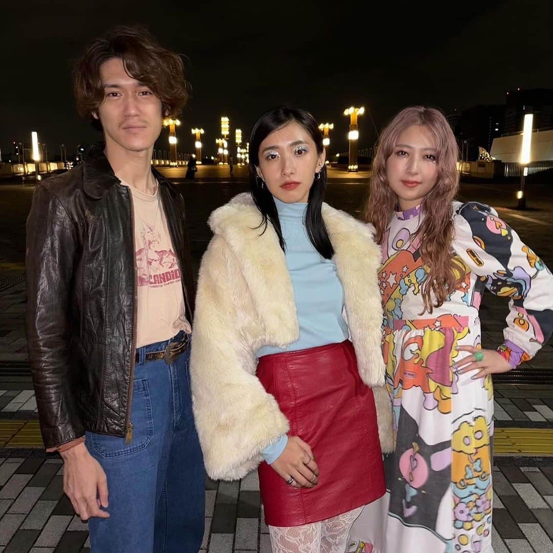 中田クルミさんのインスタグラム写真 - (中田クルミInstagram)「📯お知らせ📯 親愛なる @glimspanky が11 月 15 日（水）にリリースする 7th ALBUM『The Goldmine』に収録のリード曲「Glitter Illusion」のMusic Videoに出演いたしました🪩💖🍎  ボーカルのレミちゃんとは同じ大学に通った仲。私は映画学科、レミ氏はデザイン学科✌️(レミ氏って呼んでたの懐かしい) まだメジャーデビューする前に見に行った弾き語りのライブで『焦燥』を聴いて雷に打たれたのを今でも鮮明に覚えています。 そして今でも、気持ちがズドン落ちそうな時や自分の中の信念が消えてしまいそうになった時は『大人になったら』を聴きます。  レミちゃんの歌声は人生を掬い上げたくれるし、亀ちゃんのギターは心に彩を与えてくれる。 友達ではあるけれど、ただただGLIMの一ファンである私にとって、レミちゃんから「出演してくれる？」と連絡が来た時は秒速で返信させてもらいました。 私にとってはご褒美のような作品です。  心臓をズドンと撃ち抜くビートに合わせて、ギラギラのラメ思いっきりガン乗せ人生をチアアップしていきたい！！！そう思わせてくれる逞しい楽曲です。  撮影中はちいかわとかポケモンの話してました☺️ギャップ レミちゃんのキラキラメイクもちょー可愛かった🌠 そしてカメラマンまでもが大学の同じ学科の同級生というミラクル！ 大人になってこうやって一緒に仕事できるのが心から嬉しい。  長々と語ってしまいましたが、とにかくたくさんの人に届いてくれると嬉しいです。 アルバム発売もちょーーー楽しみ🫶🫶🫶🫶 #glimspanky #glitterillusion」11月10日 23時14分 - kurumi_nakata