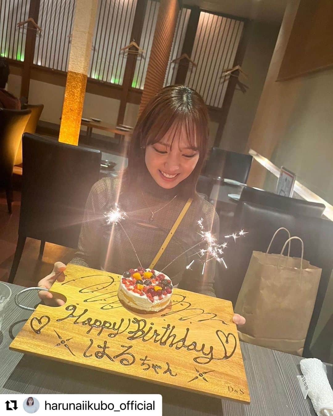 南波志帆さんのインスタグラム写真 - (南波志帆Instagram)「お祝いできてうれしかったよ〜🥰 改めて、愛しのはるちゃんお誕生日おめでとう🥰 いつも可愛い🥰  #Repost @harunaiikubo_official with @use.repost ・・・ 🐦‍⬛  お誕生日前日に南波志帆さん @nanbashiho と大国魂神社に行ってきました⛩️  人形流しというのがあって、人形の紙に自分の名前を書いて小川に流すのだけど お誕生日前日に全てを流して、29歳とっても良い気が流れてきそうでワクワクしております☺️  からすみくじという可愛いおみくじもあったのでやりました🐦‍⬛💓 2人とも大吉が出てきてこれまたハッピーでした☺️  夜は日本酒など飲み放題のお店に連れて行ってもらって、サプライズケーキも出てきてとっても嬉しかったです🍶 しほさん、いつもありがとうございます🫶🏻 本当にいつも優しいんだ！全てエスコートしてくれてカッコ良いんだ！感謝感謝です🥲💓  #大国魂神社 #人形流し #ケーキ出てきて嬉しそう #嬉しかった 🥰」11月10日 23時14分 - nanbashiho