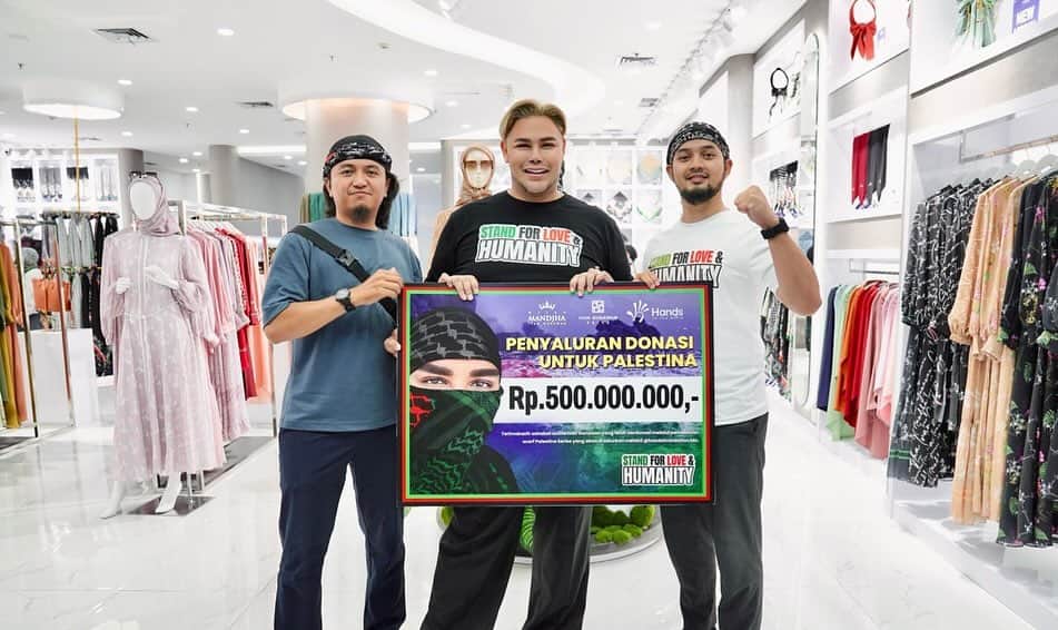 Ivan Gunawanのインスタグラム：「Grateful for the opportunity to make a difference. With the support from our customers, we're able to donating Rp.500.000.000,- from the profit sales (Batch 1) of  our special edition Mandjha Ivan Gunawan hijab collection ; Hope Series, Freedom Series, Humanity Series, and Victory Series to our brothers and sisters in Palestine through @hansfoundation.idn . Empowered by the strength of unity, we're making changes. Together, we're making a meaningful impact.  #PeaceForPalestine #ivangunawan  #mandjhaivangunawan  #supportPalestine #HijabSpecialEdition  #Standforloveandhumanity」