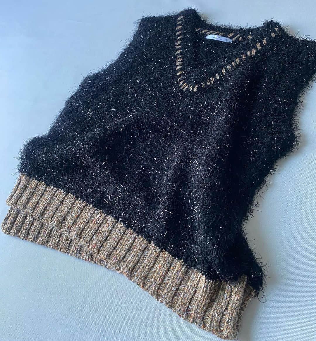 kittleのインスタグラム：「New arrivals  ⁡ Feather yarn vest ベストは少し丈が長めです。 シャツやタートルネック、チュールハイネックをインナーに着るコーディネート、おすすめです。 思わず触れたくなるような素敵なニットです。 ⁡ 【LINE友達追加でオンラインストア限定のお得なクーポンもらえます】 https://lin.ee/Cc44uMv ⁡ #kittle #kittleto ⁡ 【𝗈𝗇𝗅𝗂𝗇𝖾 𝗌𝗍𝗈𝗋𝖾】 𝗁𝗍𝗍𝗉𝗌://𝗄𝗂𝗍𝗍𝗅𝖾𝗍𝗈.𝖼𝗈𝗆 𝖭𝖾𝗐 𝖺𝗋𝗋𝗂𝗏𝖺𝗅𝗌 →𝖤𝗏𝖾𝗋𝗒 𝖥𝗋𝗂𝖽𝖺𝗒 𝖯𝖬𝟩」
