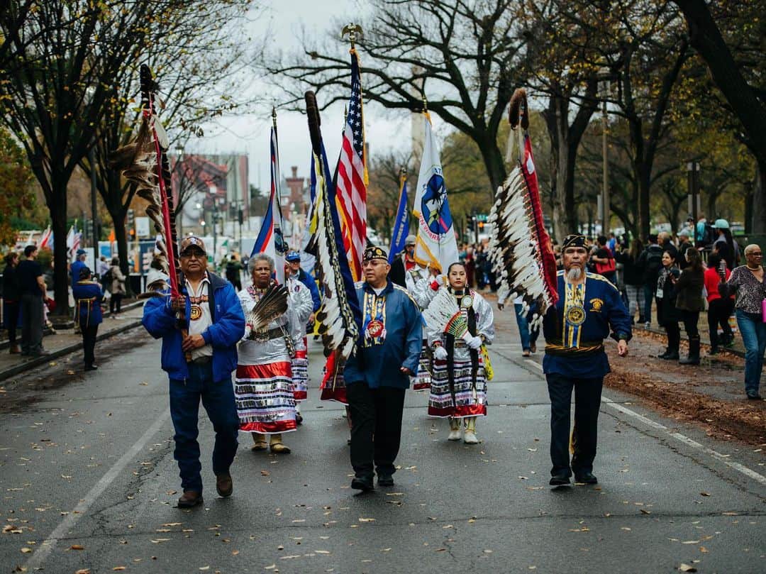 スミソニアン博物館さんのインスタグラム写真 - (スミソニアン博物館Instagram)「Native Americans have served in the U.S. Armed Forces in extraordinary numbers since the American Revolution. On Veterans Day 2020, our @smithsoniannmai opened the National Native American Veterans Memorial. It is the first national memorial honoring the enduring and distinguished service of Native Americans in every branch of the U.S. military.   The memorial, designed by veteran Harvey Pratt (Cheyenne and Arapaho Tribes of Oklahoma), features an elevated stainless-steel circle balanced on an intricately carved stone drum. It incorporates water for ceremonies, and lances where veterans, family members, tribal leaders and others can tie cloths for prayers and healing.   The memorial was formally dedicated with a procession of more than 1,500 Native Veterans representing more than 120 Native nations and countless supporters on Veterans Day in 2022. Pictured in the procession is a group from the Women Warriors Association.   Photos by Matailong Du and Alan Karchmer for the Smithsonian’s National Museum of the American Indian.」11月10日 23時08分 - smithsonian