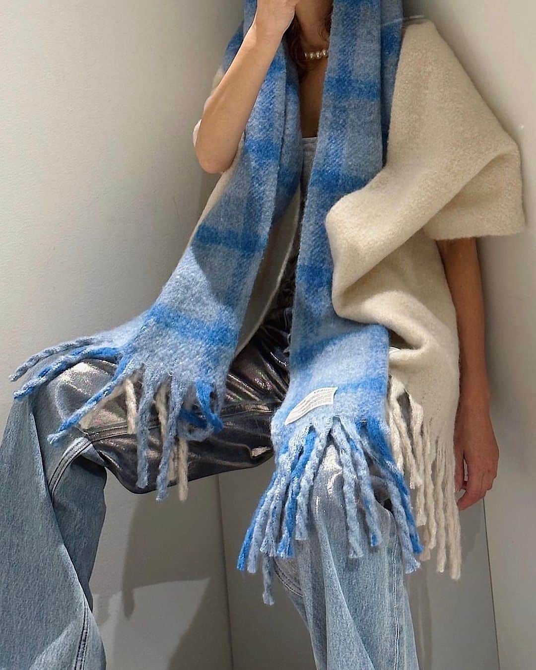 MOUSSY SNAPのインスタグラム：「#MOUSSYSNAP @lisa__suu 157cm  ・MOHAIR LIKE LONG SCARF(010GAS50-6630) ・FOIL PRINT 90S LOWRISE STRAIGHT(010GAS11-5230) 全国のMOUSSY店舗／SHEL'TTER WEBSTORE／ZOZOTOWNにて発売中。  #MOUSSY #MOUSSYJEANS」