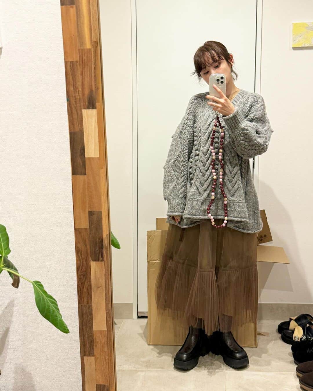 高橋愛さんのインスタグラム写真 - (高橋愛Instagram)「📦って、たまるよねぇ。  #今日のたかはし #fashion #coordination #knit #🧶  #venit #tods #Loafer #takahashiai #愛 #ai #pameopose #akiranaka #jk」11月10日 23時09分 - i_am_takahashi