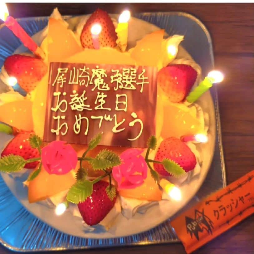 尾崎魔弓さんのインスタグラム写真 - (尾崎魔弓Instagram)「1/21宮古島大会の営業に行って来た！ 宮古島に行ったら必ず行く、前泊の店クラッシャーに。 そうしたらサプライズでケーキを用意してくれてた🙌 嬉しくて喜んでたら…  あとは写真見てくれ(笑)  前泊いつもありがとうね✨  #尾崎魔弓  #OZアカデミー  #クラッシャー前泊  #宮古島 #宮古島総合体育館 #1月21日 #Pubクラッシャー」11月10日 23時15分 - mayumi.ozaki.1028