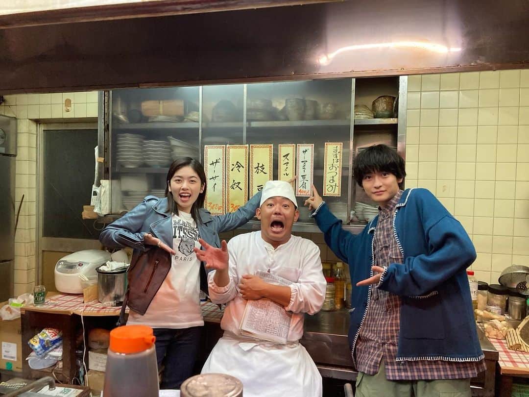 フェルマーの料理のインスタグラム：「🥟 #フェルマーの料理  みなさん気づきましたか…!?  岳(#高橋文哉)と蘭菜(#小芝風花)が訪れた 中華料理屋の店主にザ・マミィの #酒井貴士 が出演！👲🏻  岳と蘭菜とにこにこオフショットを📸💭  素敵な笑顔の店主を演じてくださいました✨️ 台本の「注文を受けた店主、微かに笑顔になり。」という一行のために 出番直前までずっと笑顔の練習をしてくださっていました！☺️  𝗘𝗽𝗶𝘀𝗼𝗱𝗲.𝟬𝟱 𝟭𝟭.𝟭𝟳 𝗢𝗡 𝗔𝗜𝗥🎬」