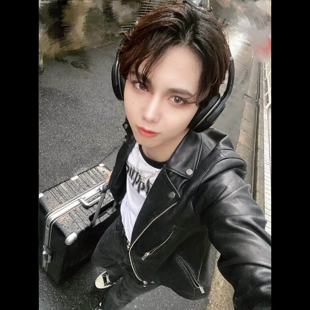 荒一陽のインスタグラム：「今日の俺🎧🖤🌧️」