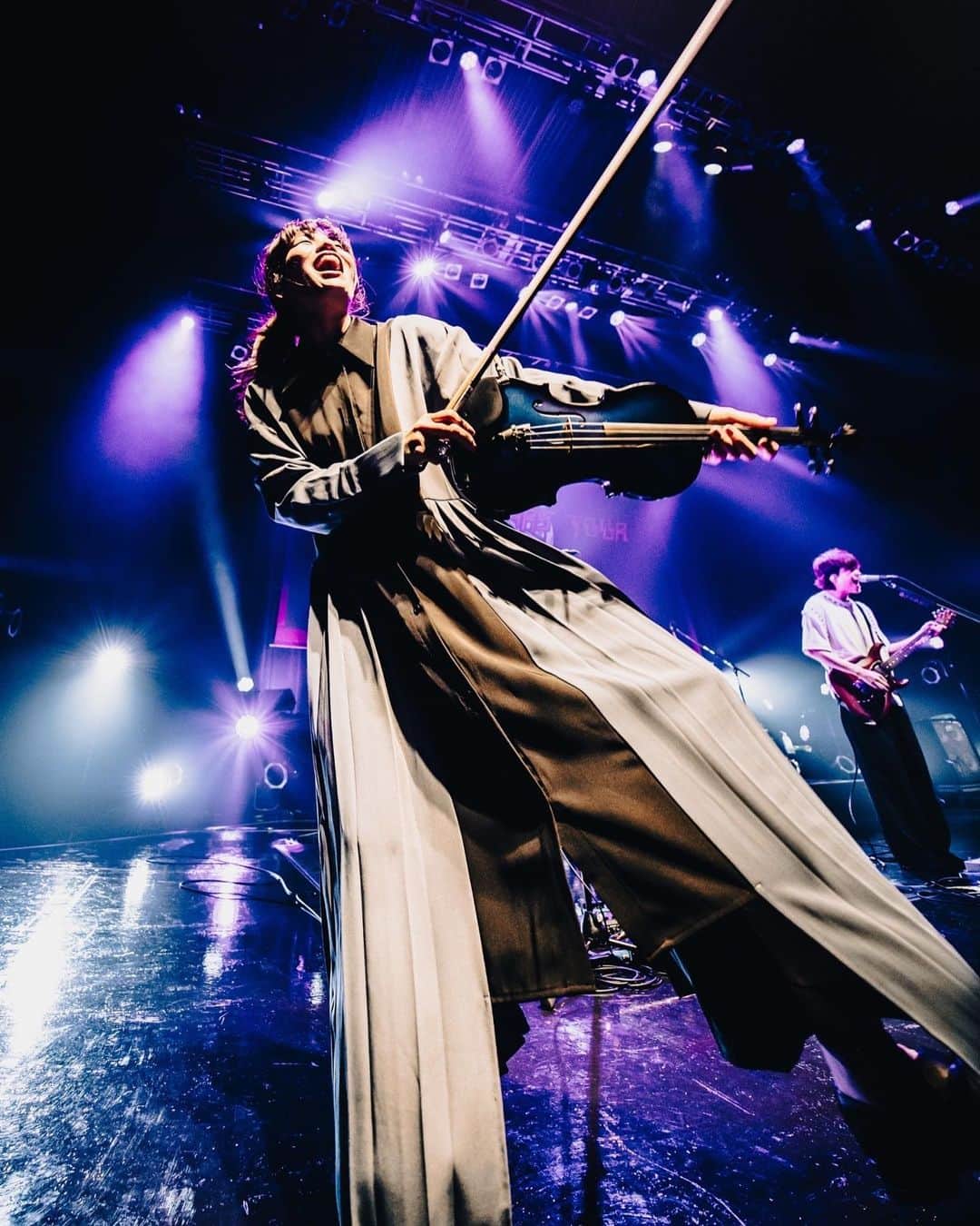 東出真緒のインスタグラム：「SCHOOL WARS TOUR Zepp Osaka Bayside 🎡🎢🎠🎡🎢🎠  関西パワー🔥 私は感動しました。 みんなが歌ってて心に響きました！ めちゃくちゃ嬉しかった。 私たちは最高のファンと一緒に この時間を楽しんでいるんだなぁって☺️  益々ヒートアップして このツアーを完走しようと誓ったよ✨ ありがとう！！ また会いましょう🔥  photo by @yusuke_mphoto   Kansai Power🔥. I was moved. Everyone was singing and it touched my heart! I was so happy. We are with our best fans. I'm enjoying this time. ☺️  I'm getting more and more heated up I vowed to finish this tour✨. Thank you so much! See you soon 🔥.  #BIGMAMA #schoolwarstour  #エモ学 #zepposakabayside  #オラるバイオリン #glasserviolins」
