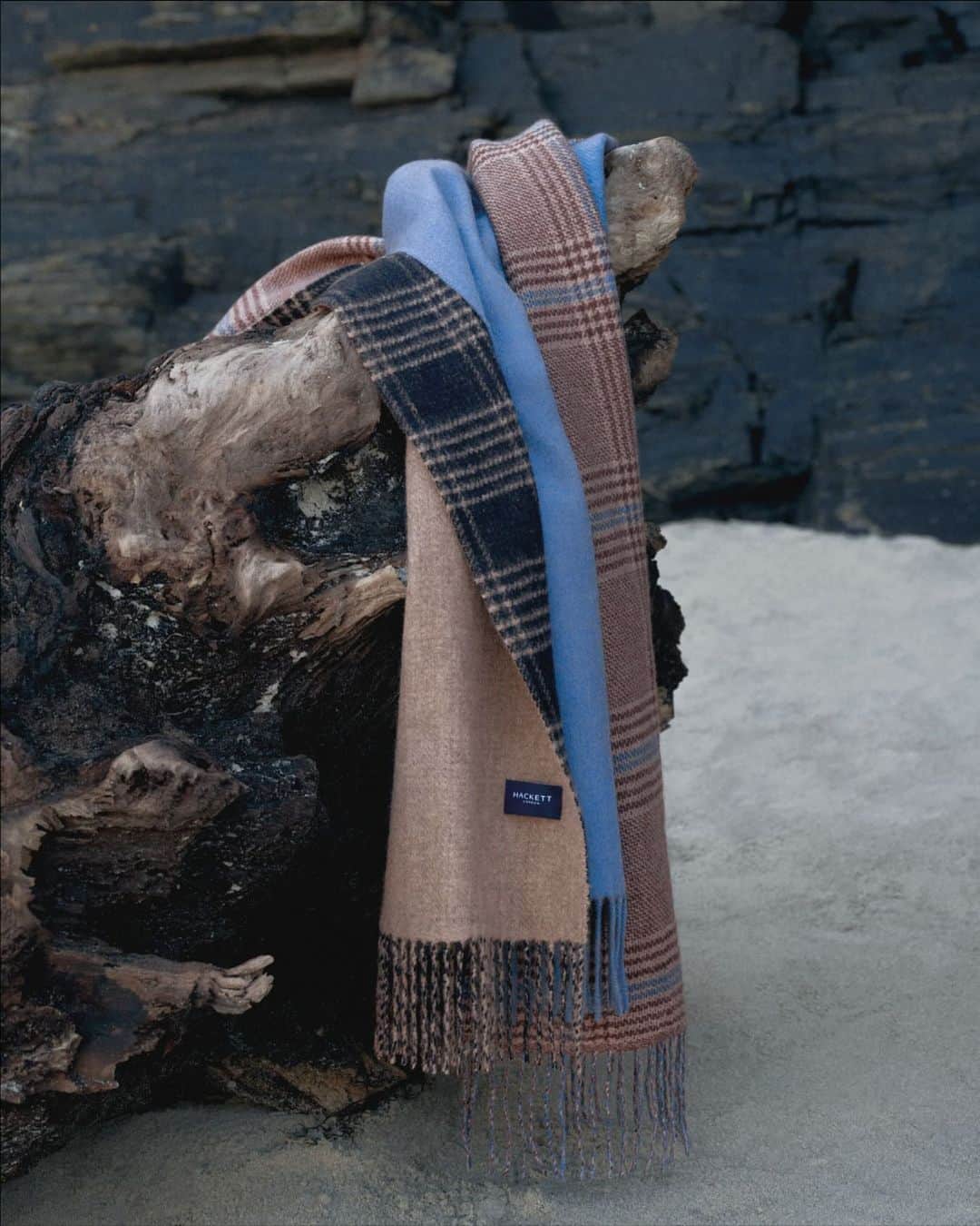 ハケットのインスタグラム：「Made of a soft, fine merino wool and cashmere fabric, this double-sided scarf is the perfect complement to any winter look. With the traditional fringes at the ends, a check-design on one side, and a solid colour on the other,  this highly versatile accessory could become a timeless staple in your winter wardrobe.  #HackettLondon #HowToHackett」