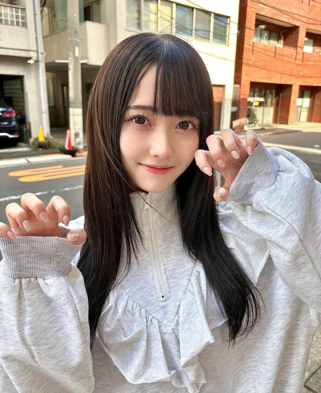 松本ももなのインスタグラム：「この髪の長さ好き？地毛なの💕 レアですお～🫶🏻  日向と日陰になっちゃったお写真🥺  ネイルを落ち着いた感じにしてみたの💅 シンプルなのもかわちぃ🩷  ※隣の投稿とポーズ被ってる🙏🏻今気づいた🤦🏻‍♀️ #alum #ネイル #ジェルネイル #gelnails #カジュアル #shein」