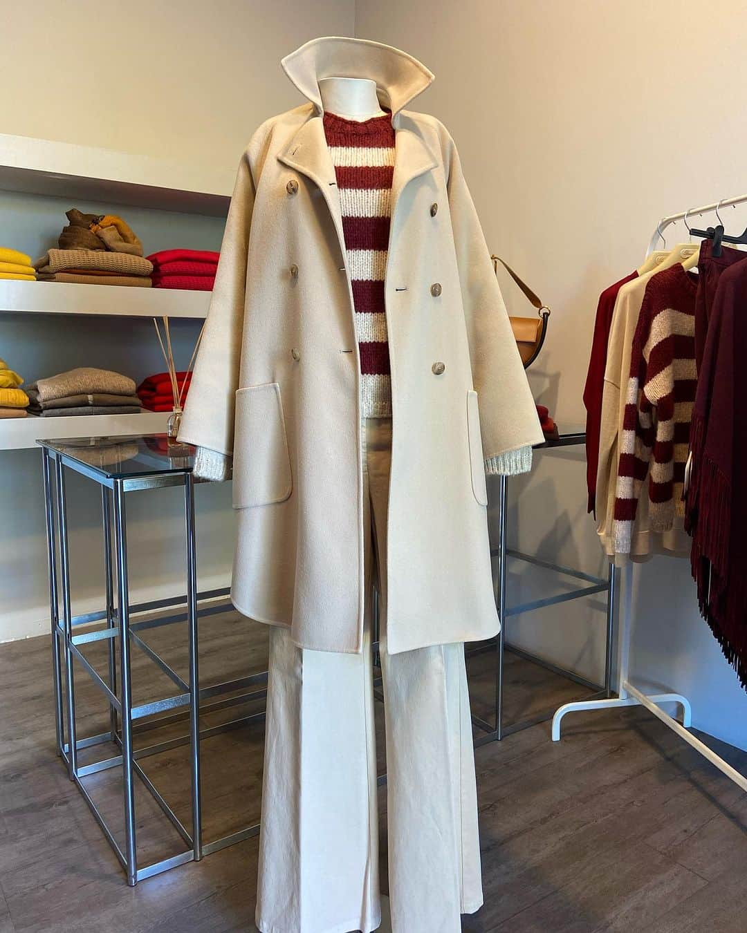 パロンキのインスタグラム：「Comode dentro un ampio pantalone di fustagno, coccolate da un soffice pull di alpaca, rassicurate da un accogliente cappotto in double lana cashmere, non cala il nostro desiderio di burgundy!😍 L’eleganza come abitudine!  #ootd #outfitoftheday #outfitinspiration #outfitideas #elegance #classystyle #classywoman #fashionstyle #burgundyeyeshadow #sandshadows #fallfashion #fallstyle #donneeleganti #donnediclasse#madeinitaly🇮🇹」