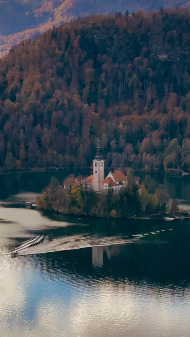 ケルシー・ロビンソンのインスタグラム：「Autumn in Lake Bled, Slovenia 🤍」