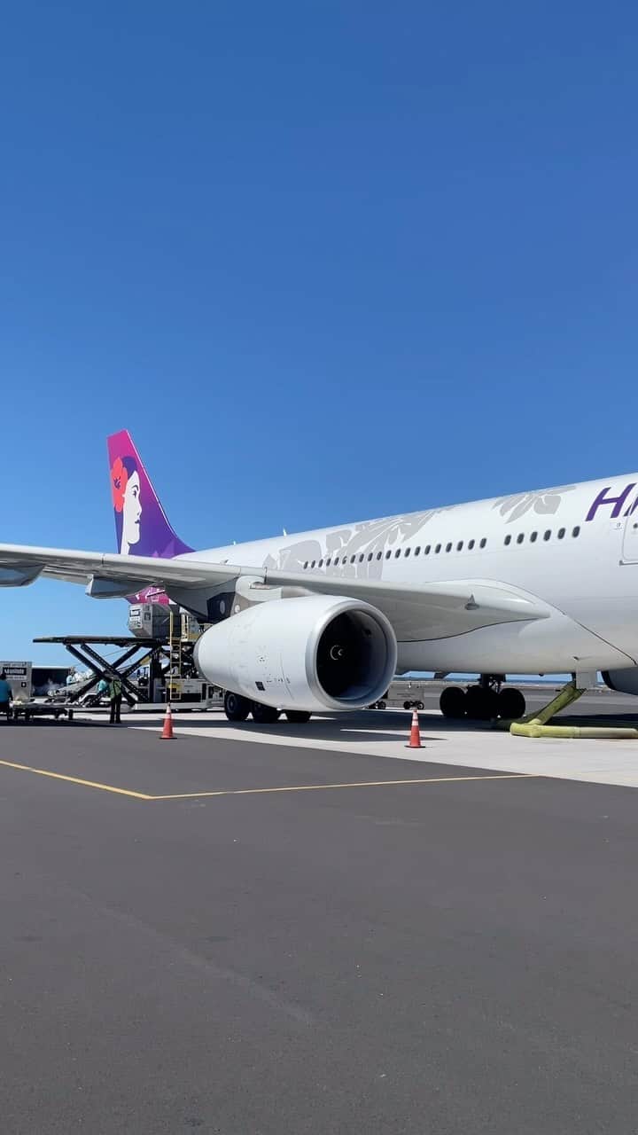 ハワイアン航空のインスタグラム：「Happy #AlohaFriday !  飛行機を間近に見るとなぜかハッピーになりませんか😎 共感できる人、🤙🏽ください！  #飛行機好きな人と繋がりたい  #ハワイアン航空 #ハワイ島 #コナ #コナ空港 #Pualani」