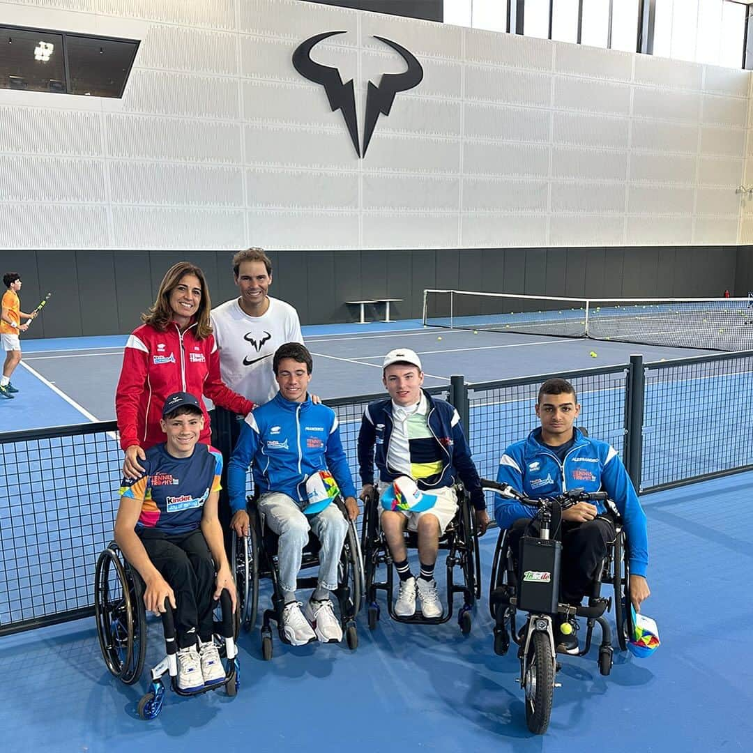 ラファエル・ナダルのインスタグラム：「Sport is union, passion and inclusion ❤️   The @kinderjoyofmoving Tennis Trophy International Master, celebrated at the @rafanadalacademy last week, was an important opportunity to promote sport that is experienced in an inclusive, respectful and joyful way. Thank you @rafaelnadal we are thrilled to support this mission which gives those who live it a unique experience. VAMOS‼️」