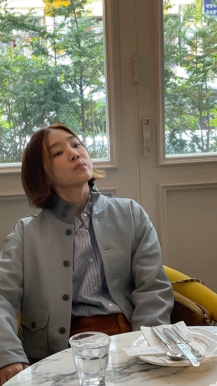 シン・ダウンのインスタグラム：「맛난거 먹은 어느날 🩵 근데 도대체 왜이러케 추워진거죠? 내 가을은요?🙄🍁  #신난다은👩🏻」