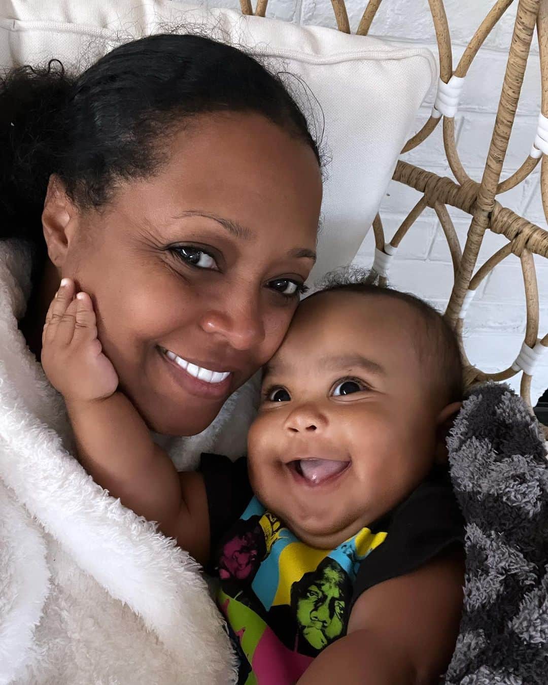 ケシア・ナイト・プリアムのインスタグラム：「Morning cuddles with Bubba. I remember when Sissy was this little… Now she is a big girl!! I’m going to enjoy these free cuddles as long as they last!! 🥰 #HappyFriday」