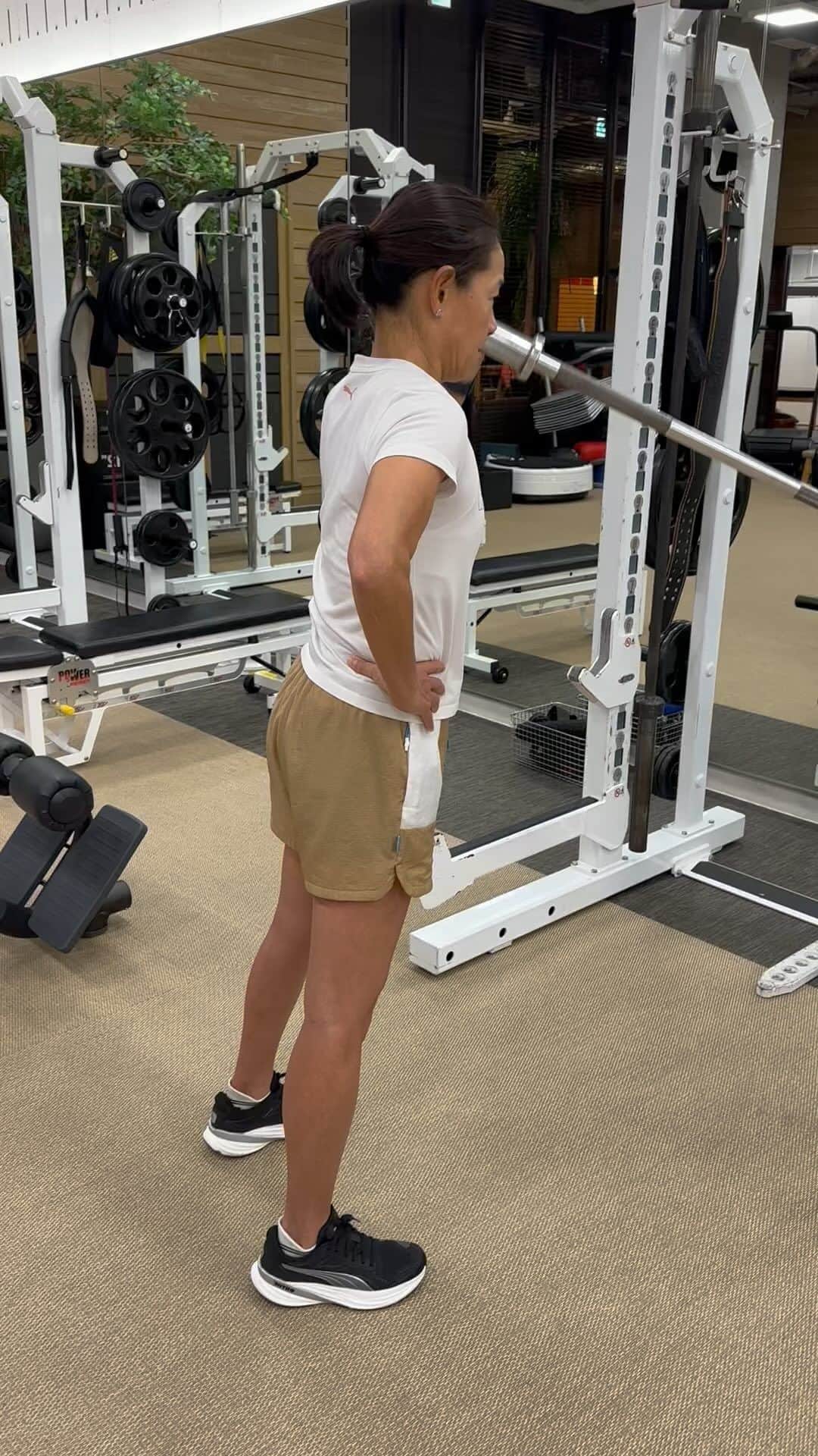 のインスタグラム：「トレーニングの日 ＠R-body 大転子の滑液包炎が少し落ち着いていたのが また火曜日から痛みが戻ってきてしまった… 繰り返しているのに加えて、 かばって別のところにも違和感を感じたりもするので一度痛みがなくなる状態にしないと… というわけで上半身を中心のメニューに切り替え。 早く完全に痛みなくなってー。  #伊達公子 #kimikodate  #テニス  #テニスプレイヤー #tennis  #tennisplayer #2023年11月10日 #2023 #2023年 #トレーニング #training #ワークアウト #workout #rbody」