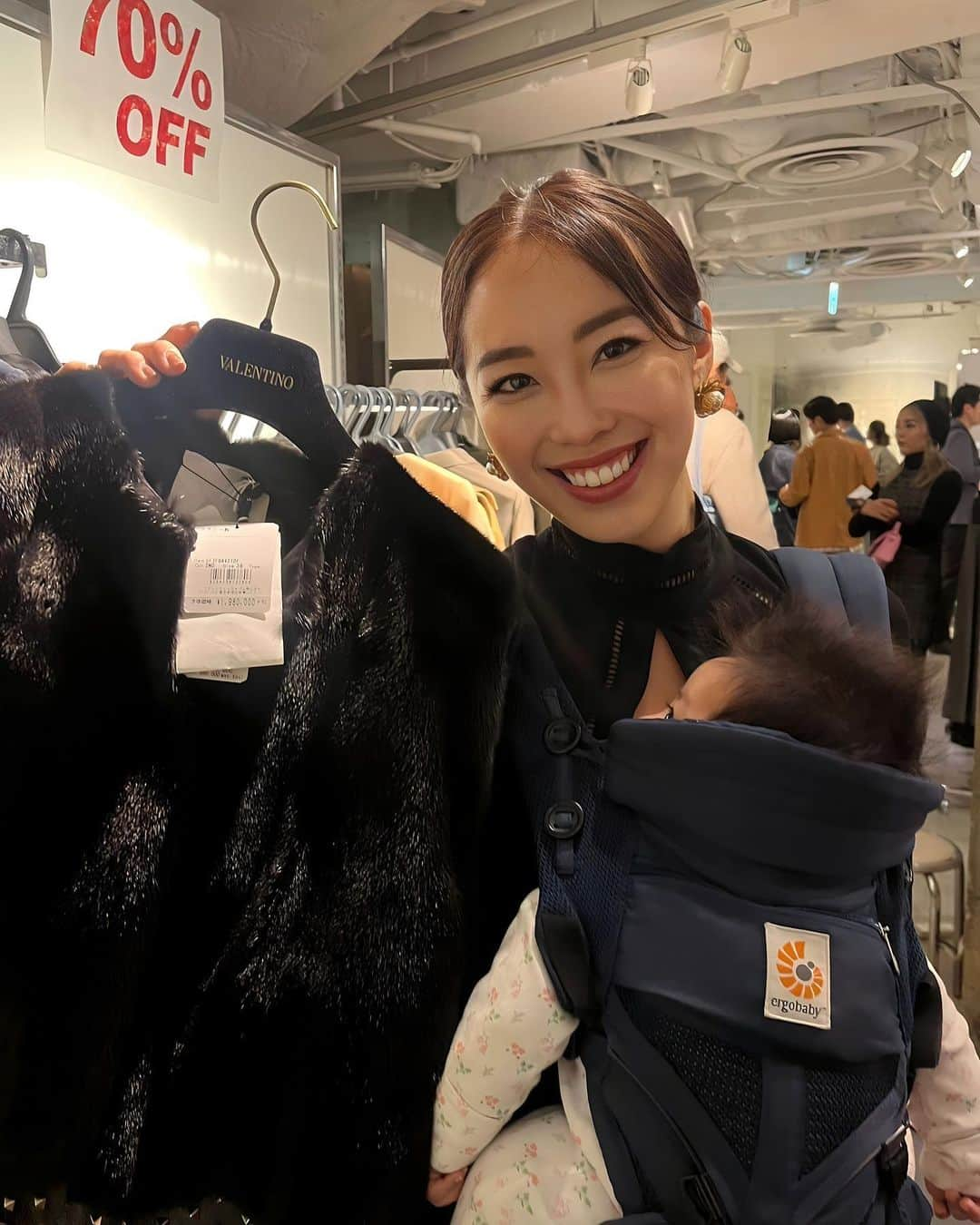 吉井絵梨子のインスタグラム：「THAT’S FASHION WEEKEND CHARITY FLEA MARKET✨ @thatsfashionweekend   魅力的なお洋服や靴、カバンが、びっくりするくらいお得なお値段でゲットできます🫢❣️  世界では毎年3000億着の洋服が廃棄されているそうです。 こういったチャリティーファミリーセールを通して、少しでも廃棄されるお洋服が減りますように🌱🌏  ———————————— THAT’S FASHION WEEKEND 2023 AUTUMN  ●チャリティーファミリーセール (70%OFFを中心にMAX90%OFF!) ●チャリティーフリーマーケット ●ポップアップストア  👗日程👗 2023年11月10日(金)〜12日(日)  👗会場👗 ・西武渋谷(モヴィータ館7階)🌟 ・RAYARD MIYASHITA PARK(南2階吹き抜け広場) ・東急プラザ渋谷(3階111)  ※会場によってOPEN/CLOSE時間が異なります。 ※会場によって取り扱うブランドや催し内容が異なります。 ※明日11日14:00〜の西武渋谷会場に、ミス・グランド・ジャパンも参加します✨ ————————————  #ファミリーセール#familysale #thatsfashionweekend #ザッツ2023秋　 #missgrandjapan #ミスグランドジャパン」