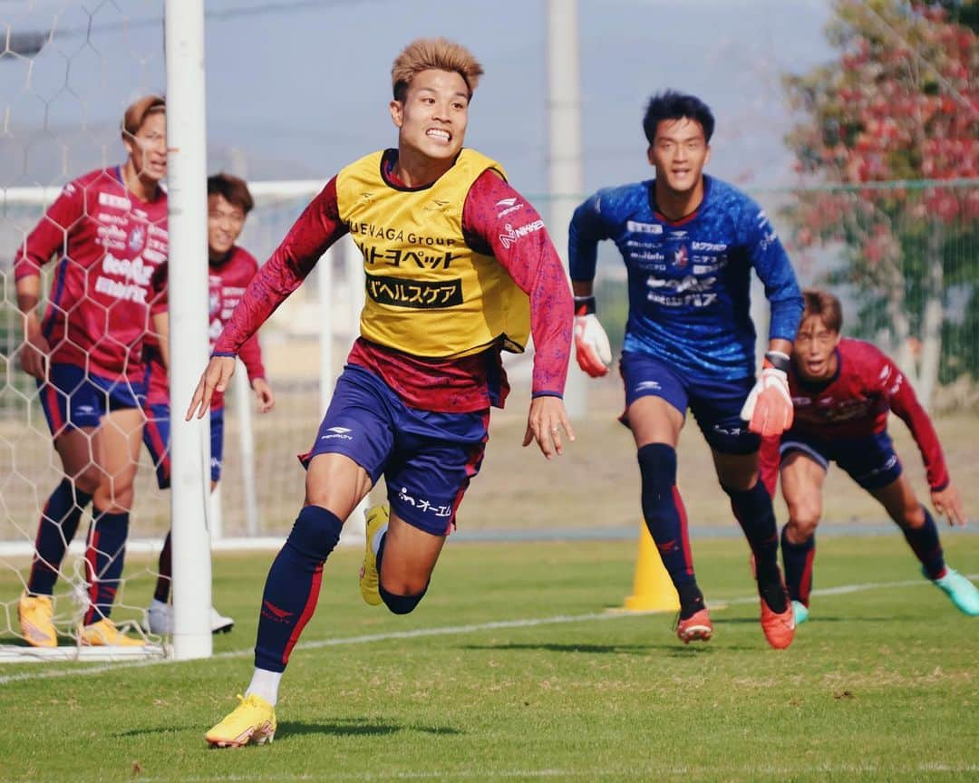 ファジアーノ岡山さんのインスタグラム写真 - (ファジアーノ岡山Instagram)「♥️💙  #2023JLeague  #ファジアーノ岡山 #fagianookayama #fagiano #okayama #岡山 #🍑 #🍡 #Jリーグ #jleague #J2  #DAZN #2023 #サッカー #football  #⚽️」11月10日 21時50分 - fagianookayama