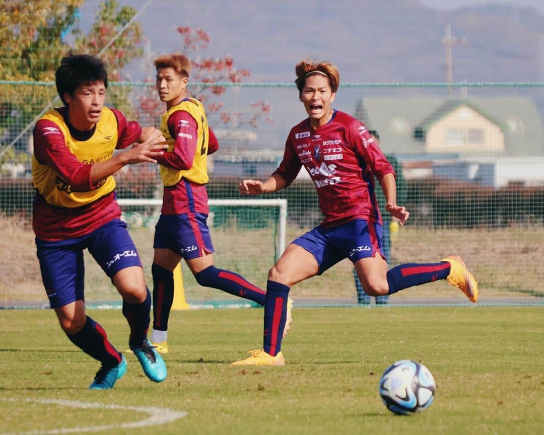 ファジアーノ岡山さんのインスタグラム写真 - (ファジアーノ岡山Instagram)「♥️💙  #2023JLeague  #ファジアーノ岡山 #fagianookayama #fagiano #okayama #岡山 #🍑 #🍡 #Jリーグ #jleague #J2  #DAZN #2023 #サッカー #football  #⚽️」11月10日 21時50分 - fagianookayama