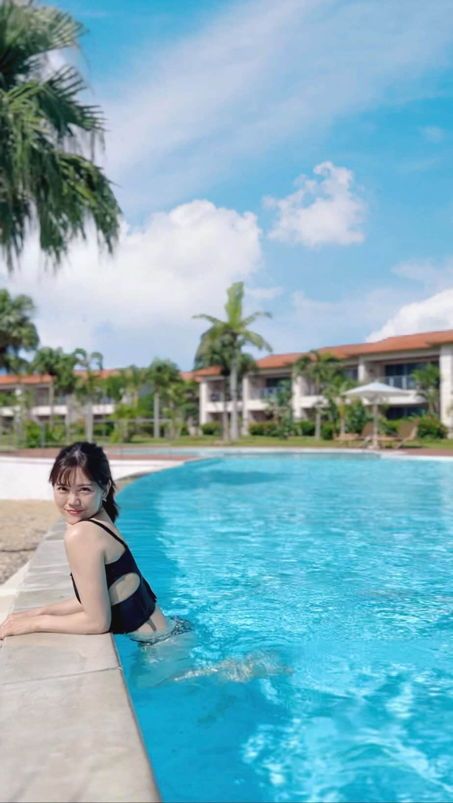 上坂由莉のインスタグラム：「石垣島🏝️ ⁡ 夏に逆戻り☀️眩しすぎて目が開けるの しんどいほどの陽射しでした😎！ ⁡ ⁡ やっぱり南国☀️ そして離島が好きになってしまった🌺 ⁡ ⁡ 11月でも30度超えで 少しこんがりしましたよ🤎🤍 湿度が少なくて過ごしやすかったです🥰 ⁡ ⁡ #石垣島 #石垣 #石垣島旅行 #石垣島観光 #離島 #南国 #女子旅 #沖縄旅行 #石垣島ホテル #水着 #南国コーデ #ワンピースコーデ #リゾートワンピ #リゾートコーデ #タビジョ #海コーデ #ビキニ #joytb #jalan_travel #tabigenic #ishigakiisland #ishigaki」