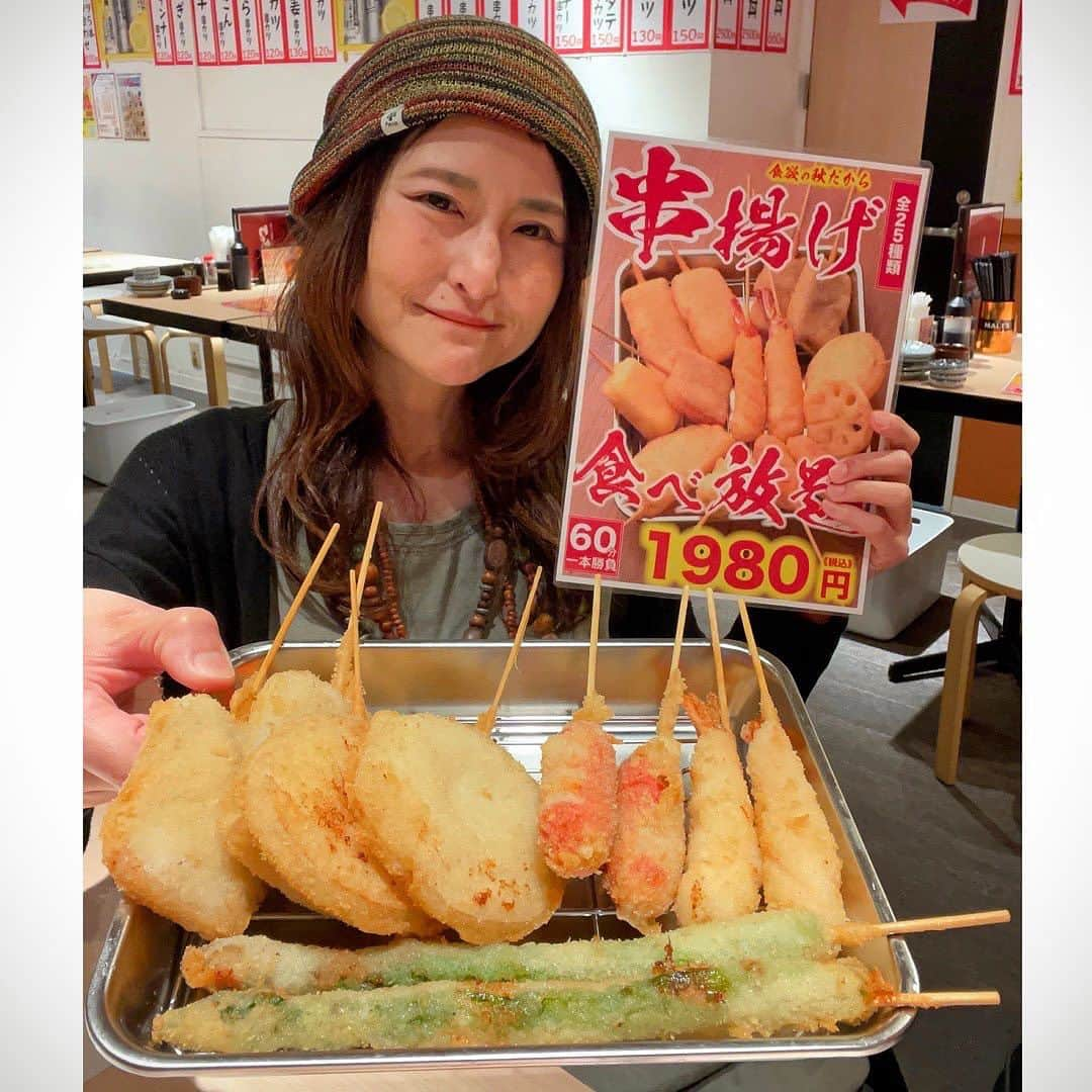 アンジェラ佐藤のインスタグラム：「大衆串横丁てっちゃん北口店の 60分串揚げ食べ放題なーり！  牛、豚、鶏等のお肉系やベビーホタテ、サーモン、ホッケなどの魚介類など全部で25種類食べ放題で1980円は安い😋   食べ放題じゃないけど、ファーストセットで寿司や枝豆、サラダも付いてくる素敵✨   #大衆串横丁てっちゃん #札幌食べ放題 #串揚げ食べ放題 沢山食べさせてくださりありがとうございます！  #北海道吃到飽  #ヒンナヒンナ  揚げたて串揚げと焼き鳥と寿司　大衆串横丁てっちゃん北口店 北海道札幌市北区北８条西５丁目2-3 1F https://www.hotpepper.jp/strJ003560343/」