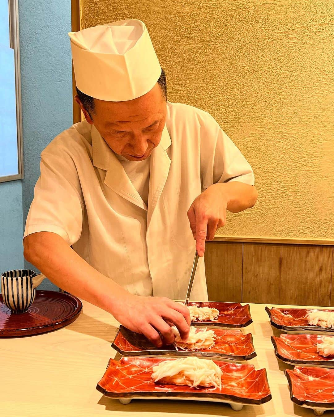 辻口博啓さんのインスタグラム写真 - (辻口博啓Instagram)「石川県は今日から蟹🦀が解禁 鮨めくみの蟹はなかなか予約が難しくたまたまのタイミングで頂けることになりました！ 山口大将最高だわ！ #石川県#蟹#めくみ」11月10日 21時52分 - htsujiguchi