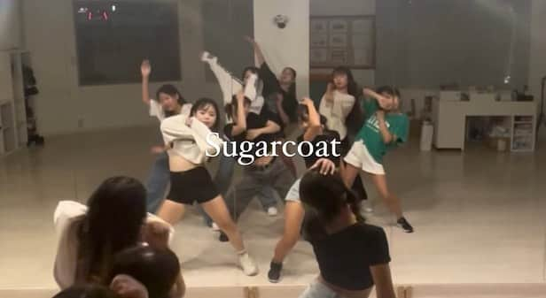 kikumi0823のインスタグラム：「🎧Sugarcoat 🧠choreo by @kikumi_0823   ②③▷▷movie📽️  dancer @mahr_dnc @k6xpfl @ikuno_7 @yuzu._.0_ @ramu_1_0_9 @ayuuu__ayumi @miara_1216   #dance #jazzhiphop #girlshiphop #オリジナルコレオ #8人構成 #ダンスファッション #ストリートファッション #y2kコーデ #大阪レッスン」