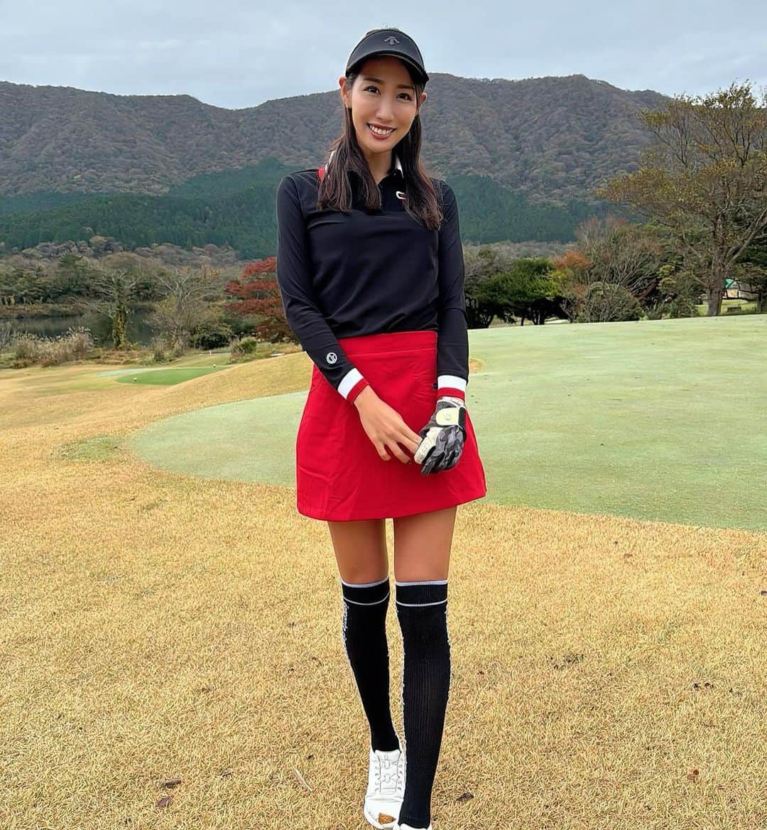 yurieのインスタグラム：「本日は赤✖️黒コーデ🥰  ロングスリーブシャツは　@cpggolf_official   スカートはタイで買った奴( 本物かもわからないPXG笑)  今日はゴルフで雨も降られたけど、ゆっことゴルフ→東名厚木健康センター→私のお店来てくれて、ハッピーな日♡  #cpg #cpggolf #ジーピージー　#cpgコーデ　#ゴルフ女子　#ゴルフ男子　#ゴルフ　#golf #golfer #golfcoordinate #descente #descentegolf #pr」