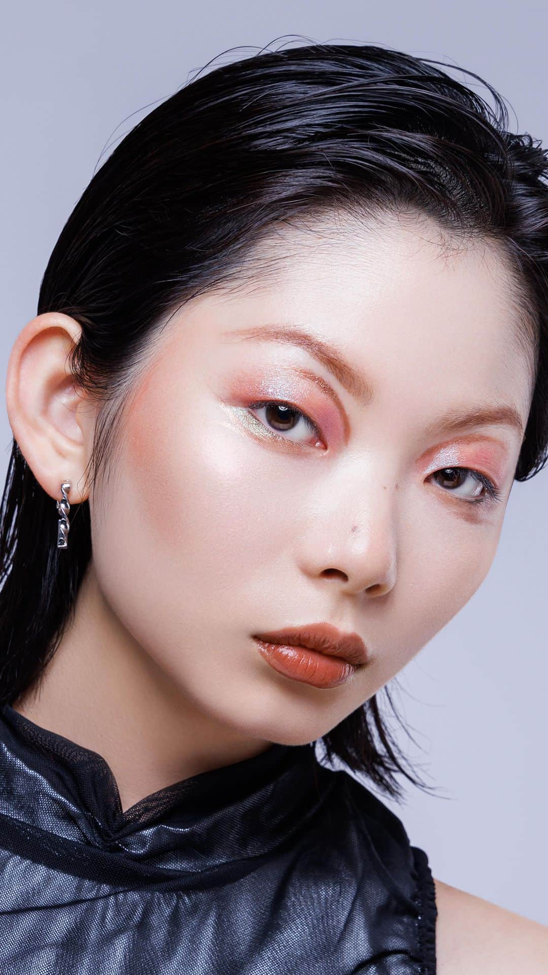 シュウウエムラのインスタグラム：「bring out your charm with dimensional textures. 💋@uchiideafb, shu uemura international artistic director, plays with texture by pairing rouge unlimited kinu matte #BR781 with wet prismatic eye makeup. ⁠ あなたの魅力を最大限に引き出す、立体的なテクスチャー💋シュウ ウエムラ インターナショナル アーティスティック ディレクター uchiideがなめらかなルージュ アンリミテッド キヌマットBR781でプリズマティックなアイメイクとともに口元を彩る。⁠ ⁠ #shuuemura #シュウウエムラ⁠ #shuartistry #shuuemuraartist⁠ #holidaymakeup #glittermakeup」