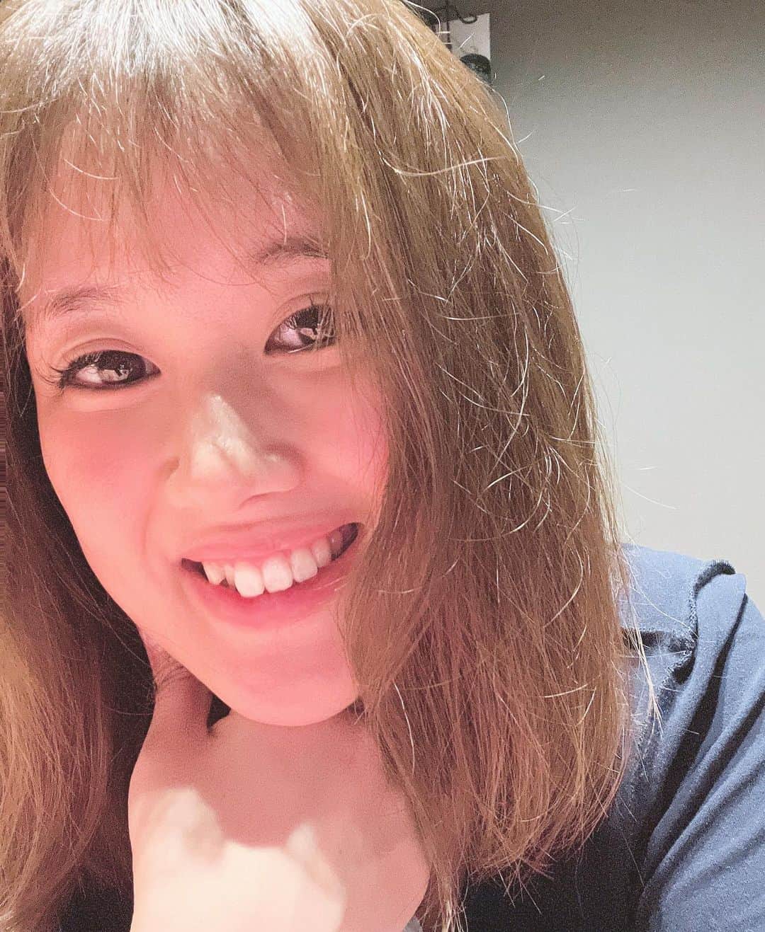紫咲大佳のインスタグラム：「タダでさえ、とぼけている私ですが。 最近やばいです。🤣 お風呂上がり、考え事しながら着たら 裏返し！！笑  停めた駐車場を忘れ車を無くすこともしばしば。 あっそれは昔からかっ  みな様にもご迷惑をおかけせぬ様 気をつけようと思ってはおりますが、最近の私はいつもより怪しいです。いや、危険です。 先に謝ります！！ ごめんなさい🙏🙇‍♀️🤣」