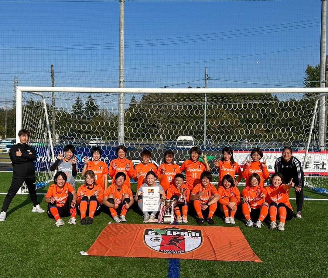 橋本紀代子のインスタグラム：「o-30関東大会優勝ー🙌 せっかくだから投稿を残しておこう。 昨年チームの創設からあれよあれよと運も味方した1年でしたが、今回はちゃんとみんなでもぎ取ったカップでした🏆 総力戦！！ サッカーの楽しみ方が上手な選手をこれからも目指します。」