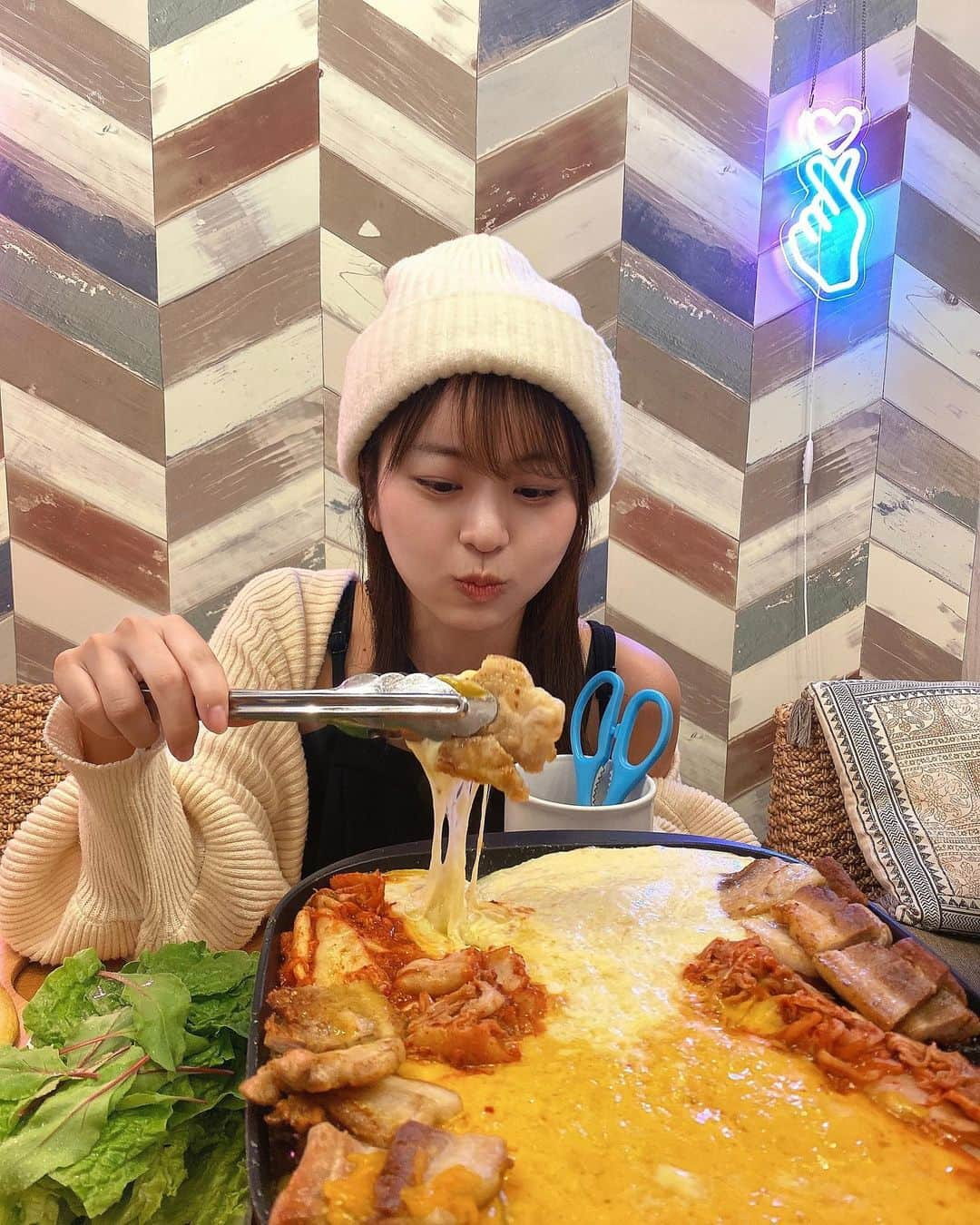 佐々木ちょこのインスタグラム：「先日美味しい韓国料理を頂いてきましたー！  私が頂いたのは  ○チーズフォンデュサムギョプサル ○瞬間！卓上レモンサワー&ソフトドリンク飲み放題！ ○チーズとろけるキムチチヂミ ○極厚韓国ワッフル（ハーフサイズ） ○ヤンニョムチキン  ○チュモッパ  サムギョプサルもチーズがのびのびでめっちゃ美味しかった😋✨チュモッパも気になってたので食べられて嬉しかった〜！丸くするの大変だった！🍙  デザートまで食べられて幸せいっぱいでしたー！ 有難う御座いましたー！  📍 東京都豊島区東池袋1-27-5関口ビル1階関口ビル1階 鍋料理・サムギョプサル専門店なっさむ  PR @nassam_1 #なっさむ #池袋グルメ #池袋ディナー #池袋居酒屋 #池袋女子会 #池袋飲み放題 #nassam #池袋韓国料理」