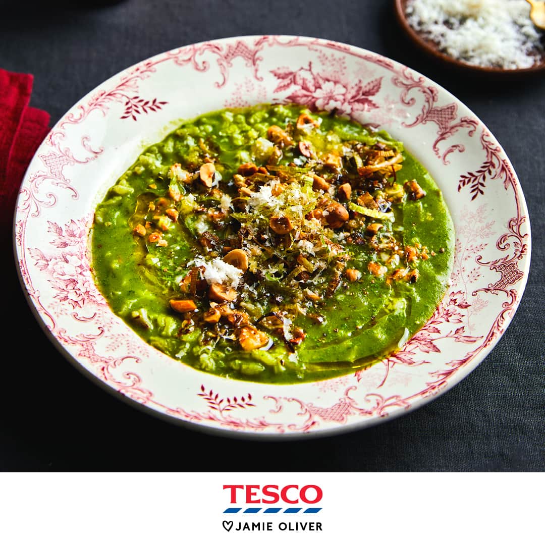のインスタグラム：「Chilly autumn days call for nourishing comfort, and @jamieoliver’s silky Super-green risotto soup will really hit the spot. Packed with veg, and topped with crispy leeks and toasted hazelnuts, it's a delicious way to stay cosy. Head to the link in bio for the recipe. #TescoandJamie」