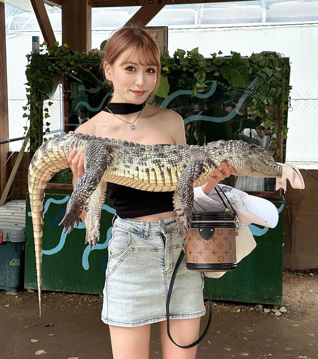 のインスタグラム：「人生初！！ワニの赤ちゃん抱っこした〜🐊👶🏻お腹がペトペトしてた🤣  口はしっかりリボンで結ばれててもやっぱりちょっと怖かった！！  場所がへんぴすぎて、ど田舎の誰もいない所にバスで下ろされて、絶対人が歩かないような山道歩いて行ったけどそれもいい思い出🤣  #キャバ嬢#キャバクラ#キャバ#キャバクラ嬢#夜職#美人茶屋#美人茶屋上野#上野#新宿#歌舞伎町#六本木#銀座#御徒町#上野広小路#湯島#浅草#東京#tokyo#東京観光#japan#トレーニング女子#筋トレ#飲み好きな人と繋がりたい#北海道#北海道旅行#ノースサファリサッポロ#動物園#ワニ」