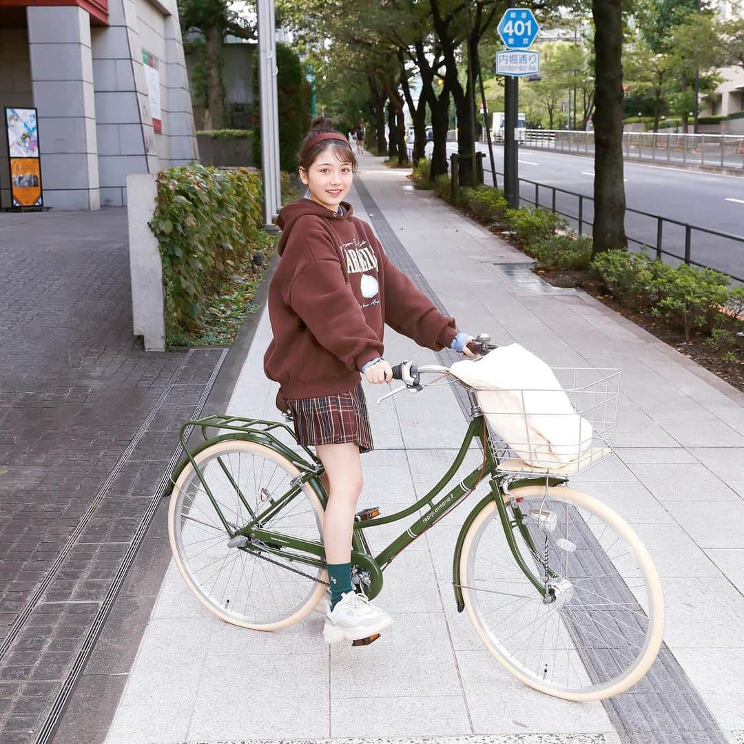 栗栖あに華のインスタグラム：「. @repipi_armario さんの 自転車💚  アイボリーのタイヤカバーで周りに差をつけるのにピッタリ！ おしゃれな自転車でカゴも大きくて最高🧺  最後の写真はクーポン💕 このクーポンを店舗で提示すると安く購入できちゃう😆  キューガル12月号の誌面にも載ってるので見てね⭐️  #ダイワサイクルPR#自転車#キューガル#レピピアルマリオ#jc#jc2#栗栖あに華#あにか#anica」