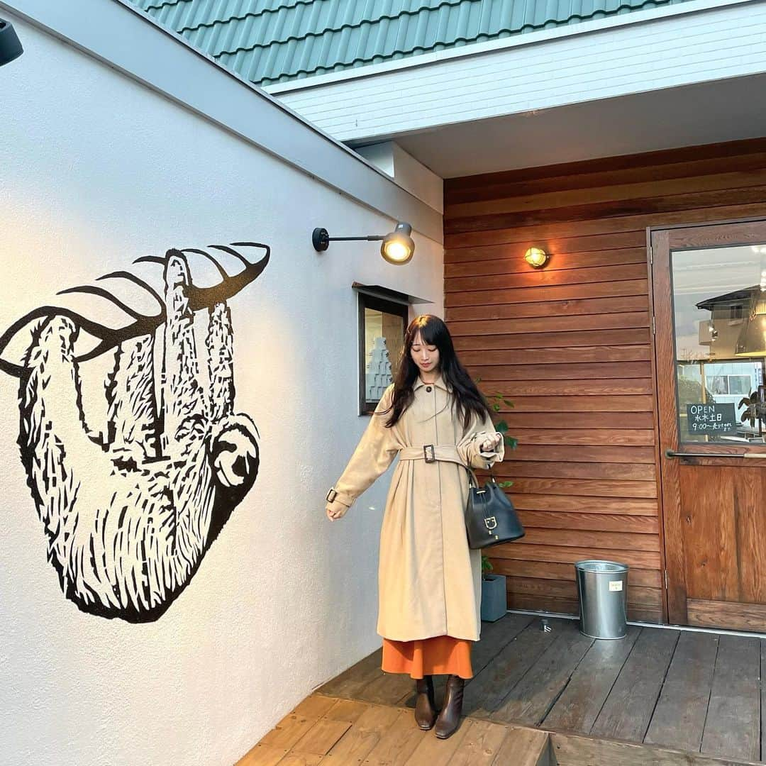 KANAKAのインスタグラム：「コートの季節🧥♡  小顔効果抜群で、2wayで色んなコーディネートが楽しめる🙆‍♀️  他のこっくりカラーも可愛いからぜひサイトチェックしてみてください☀️  🦥🍞  #JUNOAH #junoahコーデ #コート #ケープコート #秋服 #冬服 #淡色 #淡色コーデ #淡色女子 #タイアップ #パン屋 #北摂パン屋」