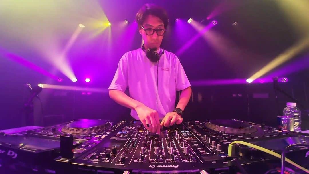 tofubeatsのインスタグラム：「HIHATT 8TH ANNIVERSARYでのtofubeatsのDJがYouTube channelにて公開されました。メジャーデビュー10周年イベントを控えた前哨戦の模様です。ぜひどうぞ。  tofubeats - BIG SHOUT IT OUT feat.オノマトペ大臣 EXELLLA - I Feel  https://youtu.be/elkmnnTLP74?si=YCYDc2exmQVsB63c」