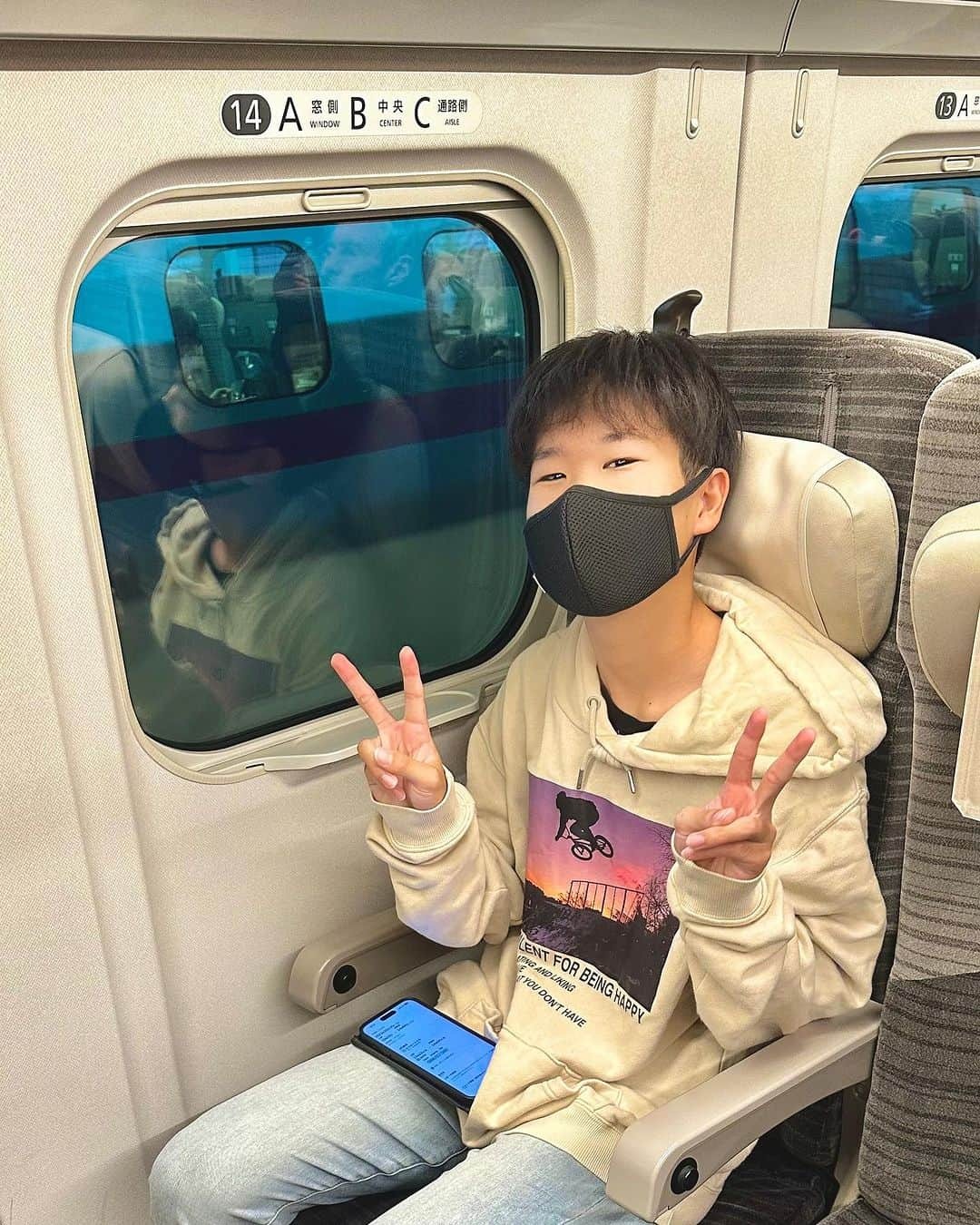 がっちゃんのインスタグラム：「後払いシステム💰  こんにちは。  がっちゃんは元気です😃  写真は少し前に宇都宮に行った時のヒトコマ🚆✨  夏休みにがっちゃんがiPadで推しの子の漫画を読んでいて 1日1話無料みたいなサービスかと思ったら買ったと言っていました。 どうやってお金を払ったのか聞いたら、 まだ払っていないよコンビニで9月中に払えば大丈夫だよと。  …。  漫画の支払いに行った時について行って支払いも簡単なんだと知ったわけですが セブンのカフェラテ美味しいですね😋  そんで宇都宮の話ですが、 中学生が後払いで購入出来るのは漫画だけじゃなく 色んなものが買える世界になっていたことを知ることに😅遅いって💦  間に合わないから新幹線に乗ろうってなったけど、 券売機は直近で発車の新幹線は既に締め切られていて、 私がえきねっと（インターネット）で買おうとしていたら がっちゃんが風の速さでネット（えきねっと？）で買いました。  後払いで😱💦  ホント便利👏  便利ではあるけど不安しかない😇  新幹線代は帰り道にコンビニで払いました💰  子どもたちが後払いを利用出来るのは便利かもしれないけど 後々困らないように利用してほしいと願うばかりです😅  #中学生 #後払い」