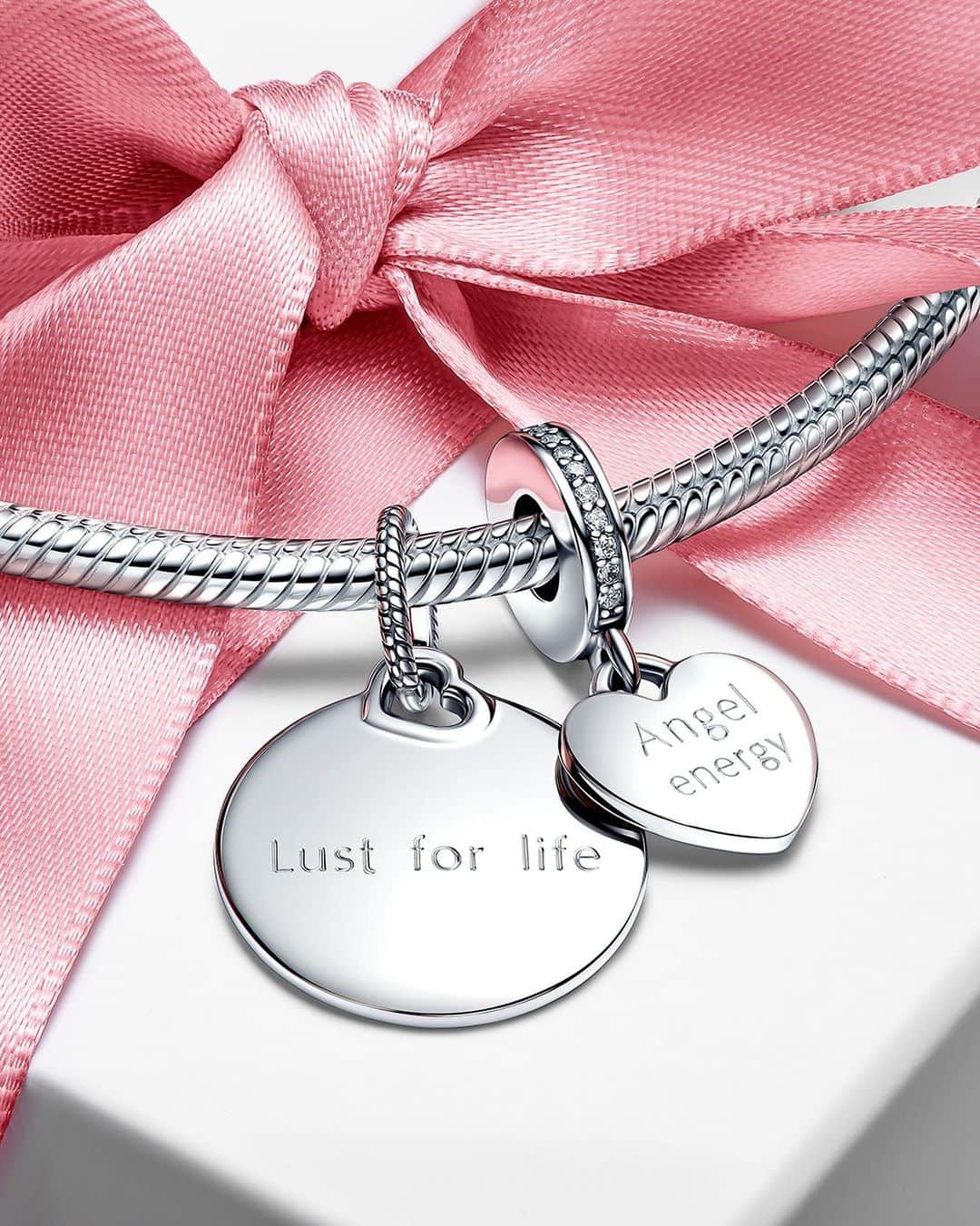 PANDORAのインスタグラム：「Love letters, unboxed. Engrave a heartfelt message for the ultimate personalised gift. 💌 #LovesUnboxed #Pandora #Jewellery」