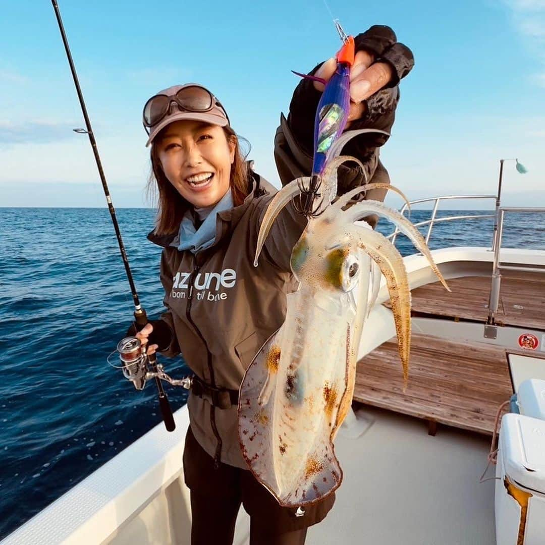 蒼井さやさんのインスタグラム写真 - (蒼井さやInstagram)「沖縄へは、ティップランと沖縄オオタチを狙いにきました😊✨️ お世話になったのは YOSEMIYAの @taison_okinawa タイソン船長✨️ ティップランでの釣果はあんまり良くなかったけどーw 沖縄オオタチは自己新記録が釣れました😁✨️ 138センチと146センチ🐉✨️ 身長超えとはいかなかったけど、嬉しい2匹でした☺️ ちなみに3匹釣れて、うち一匹は大阪湾サイズ😂 それでもやっぱり釣れたら嬉しいよね🥳 タチウオはフォールを意識する釣りだったけど、今回は全てしゃくっていてドンッ！！上げでヒットするパターンでした😳😳😳 しゃくってる途中にヒットするとなんて気持ちいいんでしょう🥹めちゃくちゃ楽しかったー😍 今回もヒットジグはbeatのKai_SL。大活躍でした☺️✨️ ・ ・ ・ 釣り仲間さん達は、5kg越えするコウイカをダブルでヒットさせたり、ウミヘビが釣れたり、カツオが釣れたり、1日を通して何かと賑わっていた船上でした🥳🥳🥳 ・ ・ ・ 沖縄投稿続く… ・ ・ ・  【SAYA's TACKLE】 ◆沖縄オオタチ ロッド▶︎beat PROPAGTE BLX_5＋ リール▶︎SHIMANO OCEA JIGGER LIMITED 3000HG ライン:▶︎VARIVAS プロトPE1号(600m) リーダー▶︎VARIVAS フロロショックリーダー 40lb ワイヤー▶︎OWNER 太刀複合メタル 4号 リング▶︎VARIVAS ソリッドリング #5 フック ▶︎beat タロンフックL×2 ジグ ▶︎beat  Kai_SL 350g/400g ・ ・ ・  #沖縄釣り  #沖縄旅行  #沖縄ティップラン  #沖縄オオタチ  #釣り  #釣り女子  #Fishing  #fishinglife  #Fishinggirl  #メガタチ  #YOSEMIYA」11月10日 22時05分 - saya.aoi