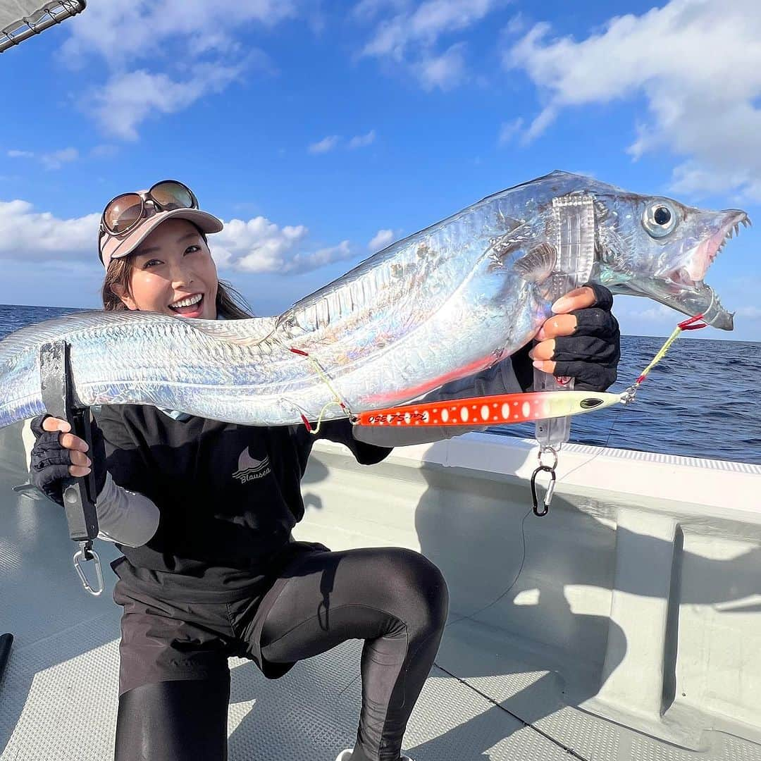 蒼井さやのインスタグラム：「沖縄へは、ティップランと沖縄オオタチを狙いにきました😊✨️ お世話になったのは YOSEMIYAの @taison_okinawa タイソン船長✨️ ティップランでの釣果はあんまり良くなかったけどーw 沖縄オオタチは自己新記録が釣れました😁✨️ 138センチと146センチ🐉✨️ 身長超えとはいかなかったけど、嬉しい2匹でした☺️ ちなみに3匹釣れて、うち一匹は大阪湾サイズ😂 それでもやっぱり釣れたら嬉しいよね🥳 タチウオはフォールを意識する釣りだったけど、今回は全てしゃくっていてドンッ！！上げでヒットするパターンでした😳😳😳 しゃくってる途中にヒットするとなんて気持ちいいんでしょう🥹めちゃくちゃ楽しかったー😍 今回もヒットジグはbeatのKai_SL。大活躍でした☺️✨️ ・ ・ ・ 釣り仲間さん達は、5kg越えするコウイカをダブルでヒットさせたり、ウミヘビが釣れたり、カツオが釣れたり、1日を通して何かと賑わっていた船上でした🥳🥳🥳 ・ ・ ・ 沖縄投稿続く… ・ ・ ・  【SAYA's TACKLE】 ◆沖縄オオタチ ロッド▶︎beat PROPAGTE BLX_5＋ リール▶︎SHIMANO OCEA JIGGER LIMITED 3000HG ライン:▶︎VARIVAS プロトPE1号(600m) リーダー▶︎VARIVAS フロロショックリーダー 40lb ワイヤー▶︎OWNER 太刀複合メタル 4号 リング▶︎VARIVAS ソリッドリング #5 フック ▶︎beat タロンフックL×2 ジグ ▶︎beat  Kai_SL 350g/400g ・ ・ ・  #沖縄釣り  #沖縄旅行  #沖縄ティップラン  #沖縄オオタチ  #釣り  #釣り女子  #Fishing  #fishinglife  #Fishinggirl  #メガタチ  #YOSEMIYA」