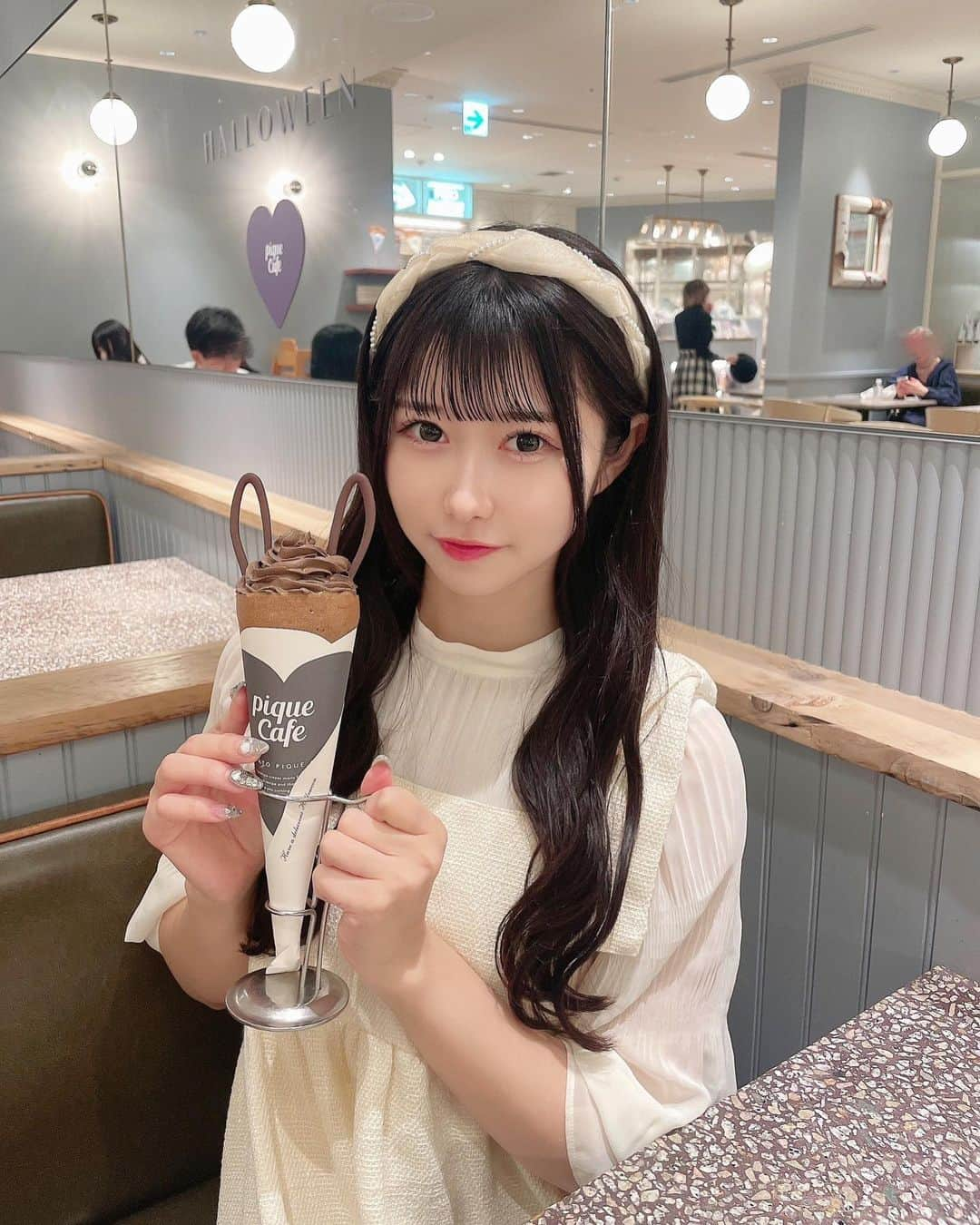 一宮彩夏のインスタグラム：「𓅫𓂃𓅫𓂃𓅫 ⁡  ⁡ジェラピケのカフェ☕️ ハロウィン限定のクレープうさぎの耳生えてた 可愛い〜🐰💕  あき誘ってくれてありがとう🫶  @zawa_tomato  前髪、ワンマン前に楓さんが整えてくれてめちゃまっすぐぱっつん🌟  ⁡   #表参道カフェ #表参道カフェ巡り #instafood #cafe #東京カフェ #cafestagram #foodpic #foodpic #카페 ##예쁜카페 #cafestagram #jamscollection #ジャムズ #一宮彩夏 #outfit #photooftheday #selfie #instagood#portrait #instafhoto #idol  #japanidol #ootd #ootdfashion#自撮り#アイドル#アイドルヘア#巻き髪」