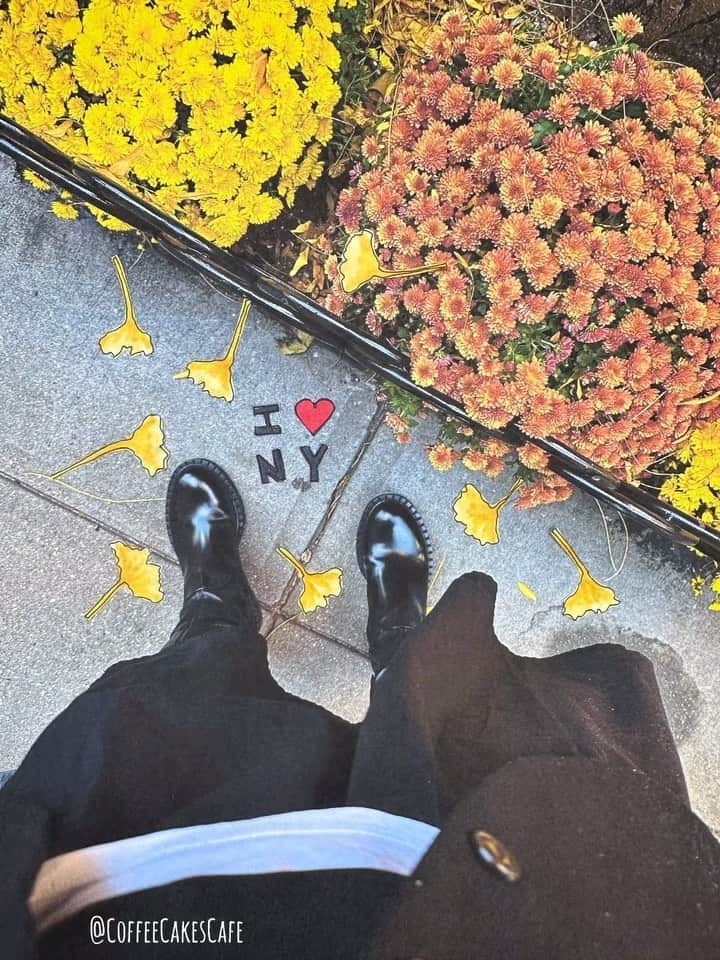 RIASIMのインスタグラム：「As more leaves start to fall…I’m mostly excited to seeing the gingko leaves fall! I see a few on the ground and seeing them transitioning from green to yellow. Some are currently two toned (part green and part yellow) which is really pretty! Which is your favorite fall leaf 🍂?  . Hope you’re enjoying my art meets reality video. It’s really me sharing with you what I see and imagine while I take a picture. And in this particular pic, I saw an I ❤️NY printed on the ground with dancing gingko leaves😁 . Have a happy start to the weekend! May you see an abundance of fall leaves all around! 🧡🍂 . . . . . #westvillage #westvillagenyc #westvillagelife #westvillagenewyork #prettycitynewyork #coffeecakescafe #stopmotion #fallinny #fallinnyc #fallinnewyork #made_in_ny #frimwhereistand」