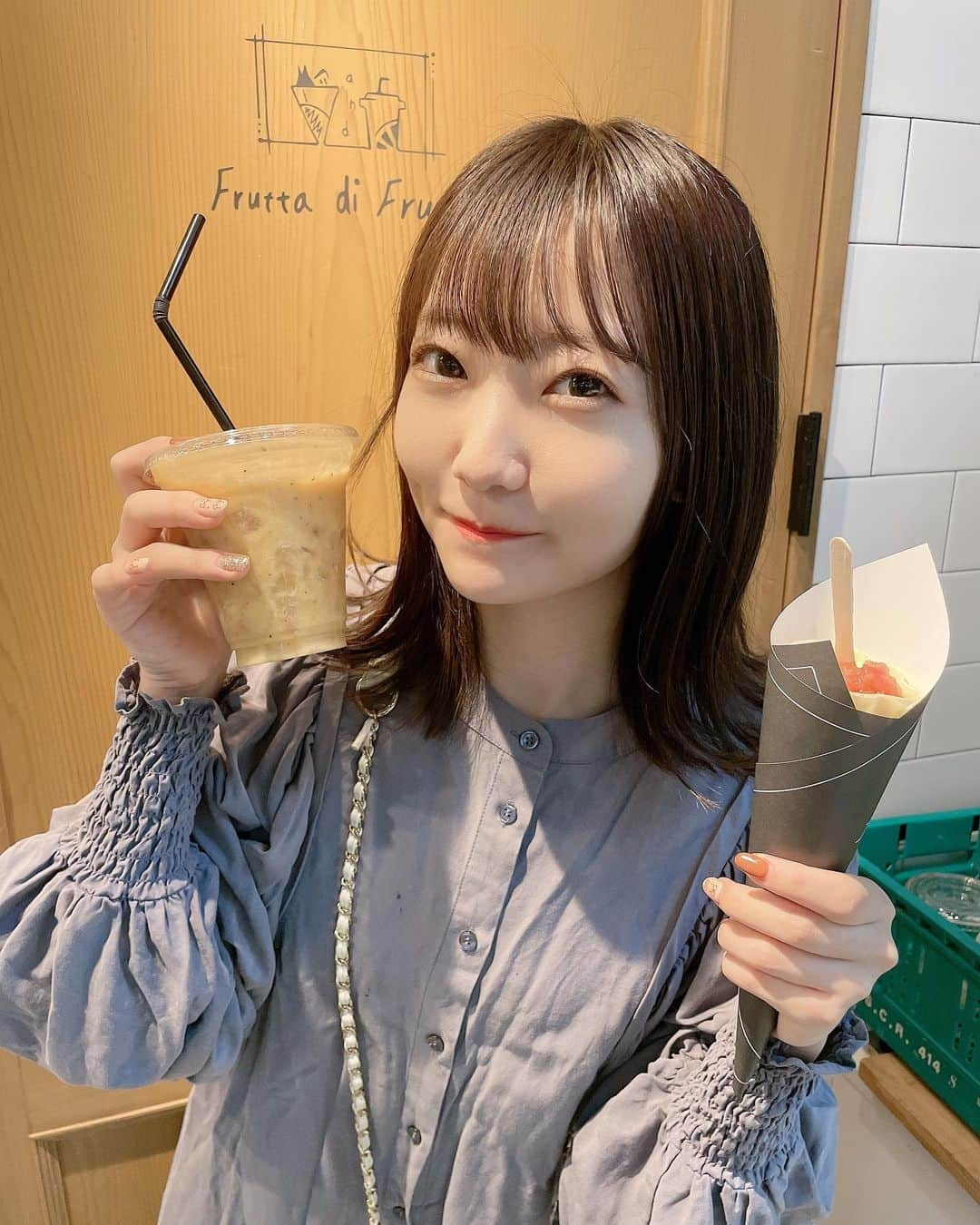 夏川愛実のインスタグラム：「⁡ ⁡ Frutta di Fruttaさん💓 フルーツジュースもクレープもめちゃんこおいしい、、 ⁡ YouTubeで紹介してるので ぜひみてねー！ ⁡ #大須商店街#大須紹介#フルッタジフルッタ #Frutta di Frutta #大須食べ歩き#大須スイーツ #ボブ#ロブ#ショートヘア#ヘアカラー#暗髪カラー #ヘアアレンジ#秋コーデ#淡色女子#淡色コーデ #148cm#f4f#いいね返し#l4l#フォロバ ⁡ ⁡ ⁡ ⁡」