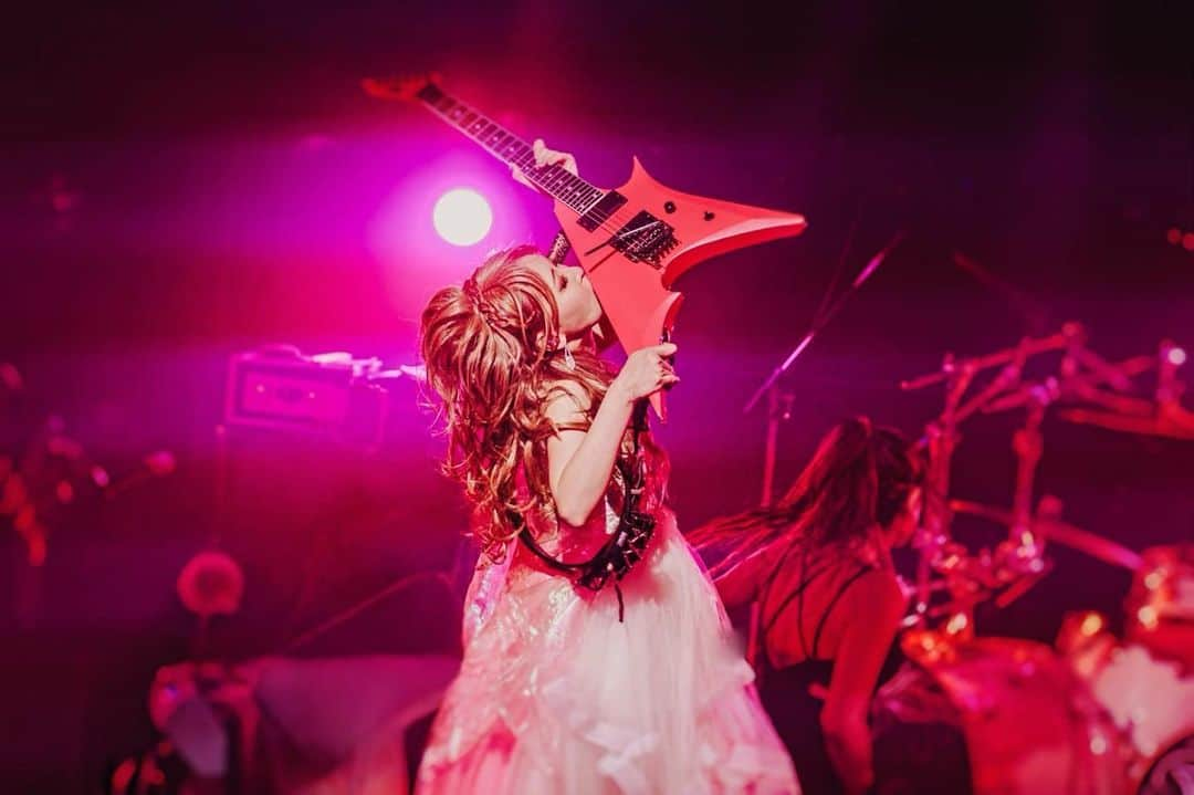 トキのインスタグラム：「死ぬ瞬間までずっとギターを愛していたい💏  photo by @mini12du  #ESP #chunpav #guitar #Aldious #アルディアス #aldioustoki」