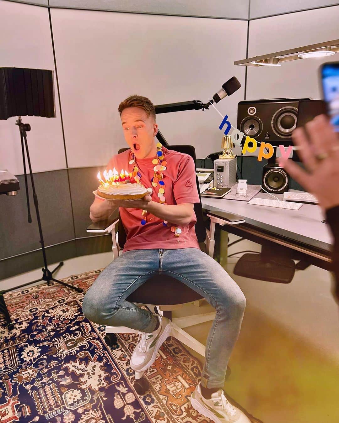 Dannicのインスタグラム：「Brb, eating cake. #birthday 🎉😏」