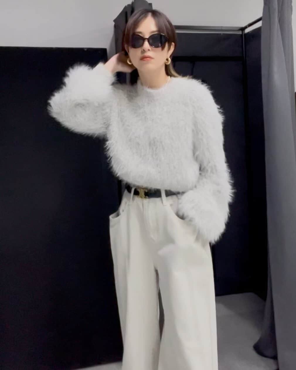 のインスタグラム：「自分を抑えられず出てしまった。 感情が表に出やすい性格です。 すぐ踊っちゃう👻👻👻  新作のシャギーショートニットトップスが気持ち良すぎて素肌に着れちゃう♡ 今年はショートも好き！！ トーンを合わせてきたら更に可愛い！！ ホワイト、グレー、ブルーがあり、 私が着用しているのはグレー🩶 くすんでるのにライトだから顔色が明るく映る✨  @sh_ki_jp」