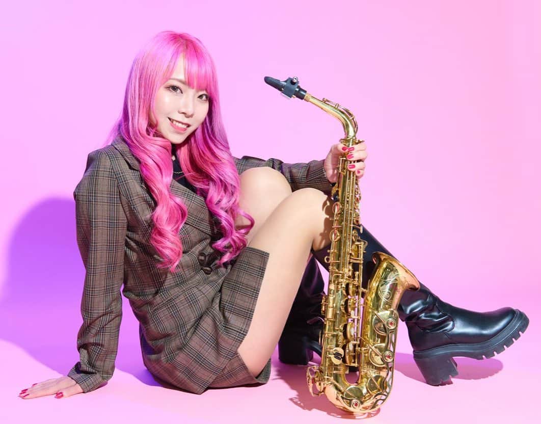 ユッコ・ミラーさんのインスタグラム写真 - (ユッコ・ミラーInstagram)「Real Soundにユッコ・ミラーのインタビュー記事が掲載されました！ 記事はストーリーから飛べます🩷  そして明日11月11日(土)18:00〜は東京Club Mixaで『ユッコ・ミラー6thアルバム「Ambivalent」リリースライブ』です🩷  #ユッコミラー #サックス #yuccomiller #유코밀러 #saxophone #sax #saxophoneplayer  #saxophonist #색소폰 #femalesaxophonist  #femalesaxplayer  #jazz #YouTube #YouTuber #pinkhair」11月10日 22時17分 - yucco_sax